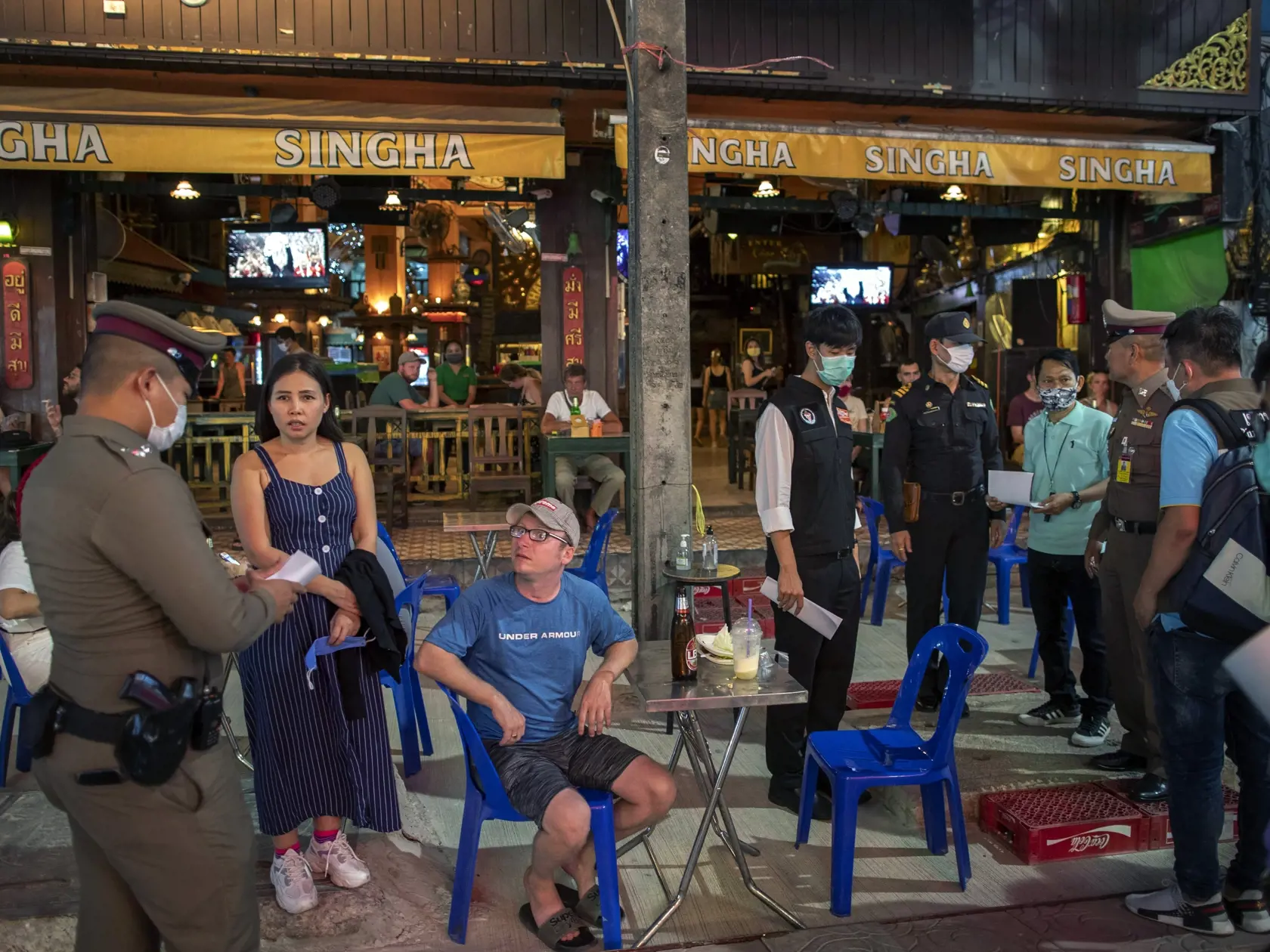 MIK 6 Bangkok - Thajský štátny úradník informuje majiteľa baru o zatvorení jeho prevádzky na Khaosan Road, ceste obľúbenej hlavne medzi turistami v Bangkoku, v Thajsku, 18. marca 2020. Thajská vláda prijala množstvo opatrení na boj proti šíreniu koronavírusu, vrátane zatvorenia barov, karaoke salónov, kín, divadiel, telocviční, boxerských štadiónov a iných športovísk od stredy na dva týždne. FOTO TASR/AP

Thai officials tell a bar owner to stop operating in Khao San Road, a popular spot among fo
