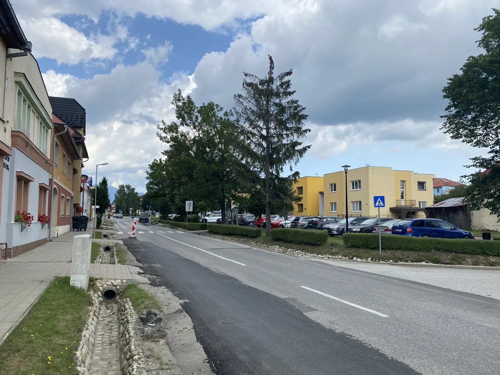 Miesto, kde Lukáša Lacka zadržali pred 8 rokmi kukláči - v centre dediny, na parkovisku pred obecným úradom. Ten totiž susedí s domom Lackovcov.