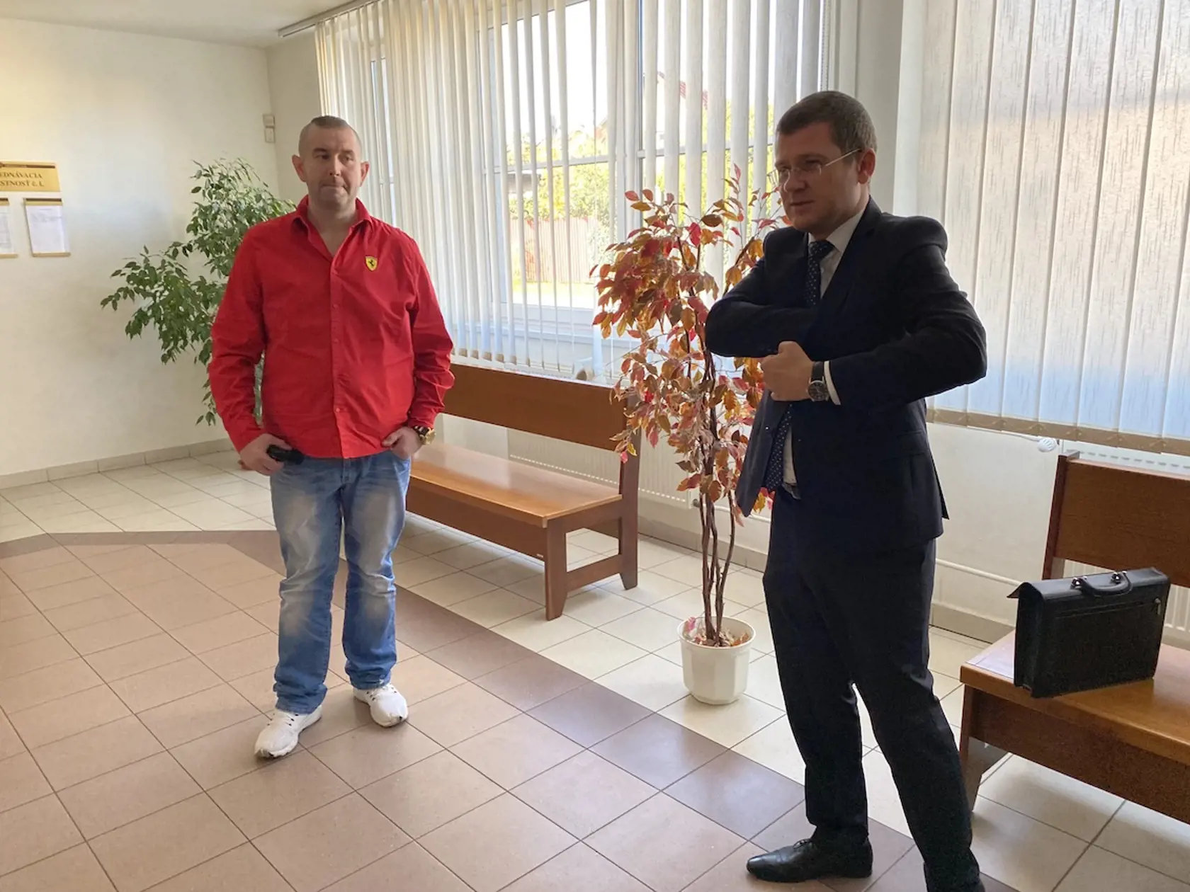 Lukáš Lacko so svojim advokátom Marcelom Lesňákom. Právnik iba krúti hlavou nad tým, že si štát odmieta uznať chybu pri nesprávnom úradnom postupe pri zadržaní jeho klienta, ktorého podozrievali z vraždy, no po pár hodinách sa už preukázalo, že je nevinný.