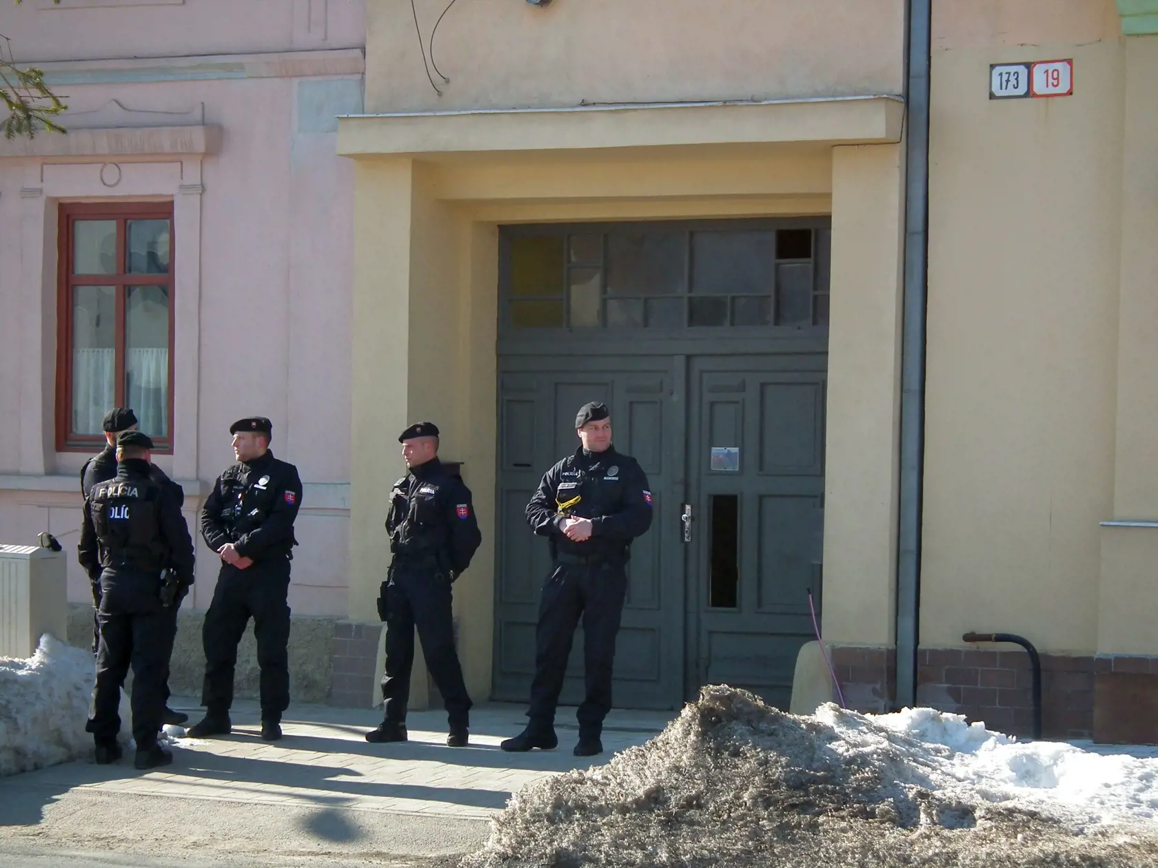 Lukášovo bývanie počas zásahu strážili policajti.