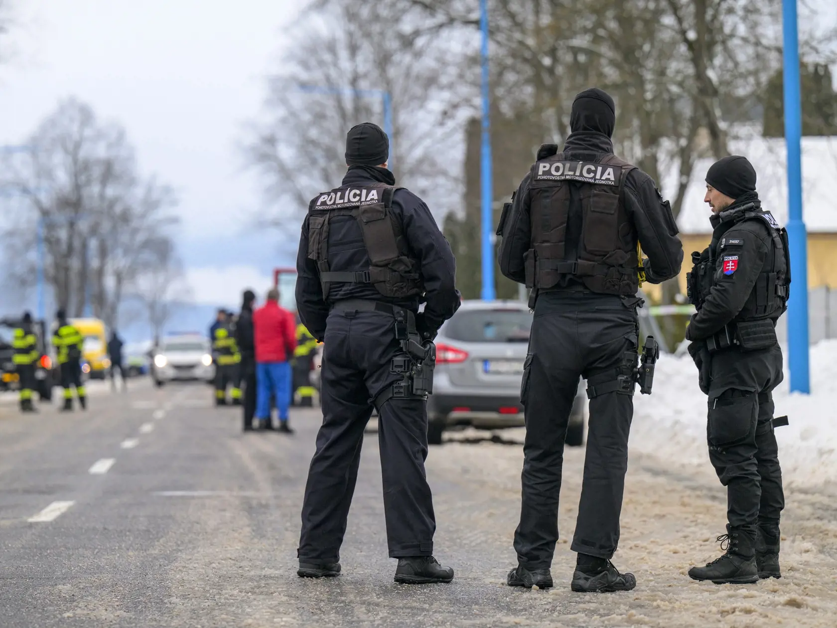 Na snímke policajti hliadkujú na ceste, ktorá vedie k budove gymnázia (nie je na snímke) po útoku nožom v meste Spišská Stará Ves (okres Kežmarok) vo štvrtok 16. januára 2025. Po útoku hlásia dvoch mŕtvych. Jeden pacient je v kritickom stave. TASR to potvrdila Danka Capáková z Operačného strediska záchrannej zdravotnej služby (OS ZZS) SR. Podozrivého 18-ročného študenta, ktorý sa mal dopustiť tohto závažného skutku, polícia zadržala.  FOTO TASR - Veronika Mihaliková