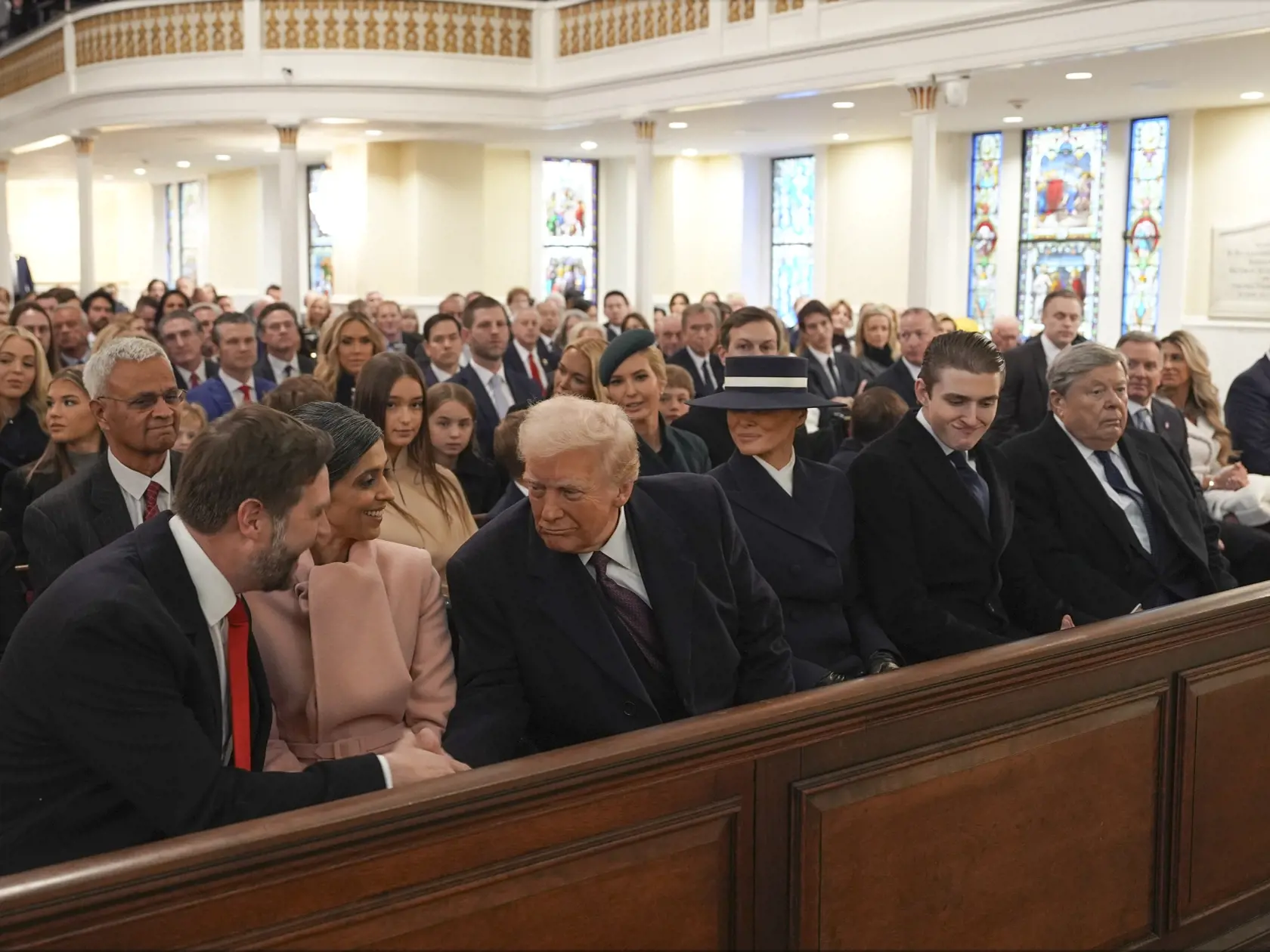 JB 9 Washington - Zvolený americký prezident Donald Trump (uprostred) si podáva ruku so zvoleným americkým viceprezidentom JD Vanceom (vľavo) a jeho manželkou Ushou Vanceovou (druhá zľava) počas bohoslužby v Episkopálnom kostole Sv. Jána neďaleko Bieleho domu vo Washingtone 20. januára 2025 pred jeho dnešnou inauguráciou. FOTO TASR/AP

President-elect Donald Trump shakes hands with Vice President-elect JD Vance as Usha Vance watches as he arrives for a service at St. John's Church, Monday, Jan. 20, 2025, in Washington, ahead of the 60th Presidential Inauguration. (AP Photo/Evan Vucci)