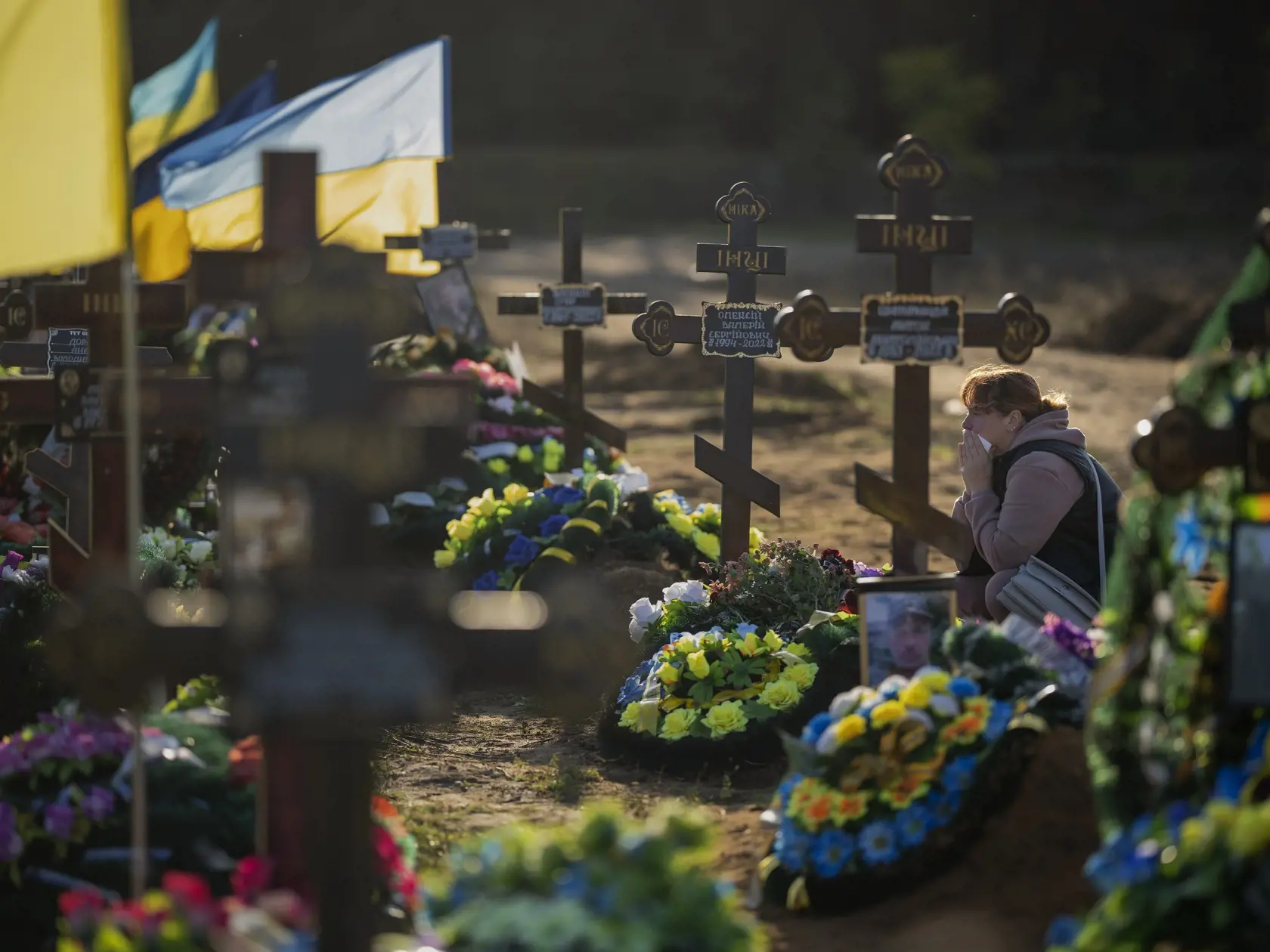 Päťdesiatročná Tamara plače pri hrobe svojho jediného syna - vojaka -, ktorý prišiel o život pri ruskom leteckom útoku na cintoríne v meste Mykolajiv na juhu Ukrajiny v stredu 26. októbra 2022. Tamara sa o smrti syna dozvedela až štyri mesiace po jeho úmrtí, keď sa jej podarilo utiecť z rodnej dediny v Chersonskej oblasti na juhu Ukrajiny, ktorú obsadili ruskí vojaci.