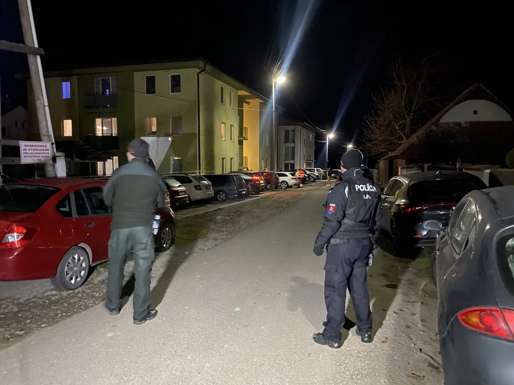 Ulica hrôzy. V Rokytove pri Bardejove, v prvom bytovom dome vľavo na fotografii, na prízemí, policajt zastrelil iba mesačné bábätko a potom zbraň obrátil proti sebe