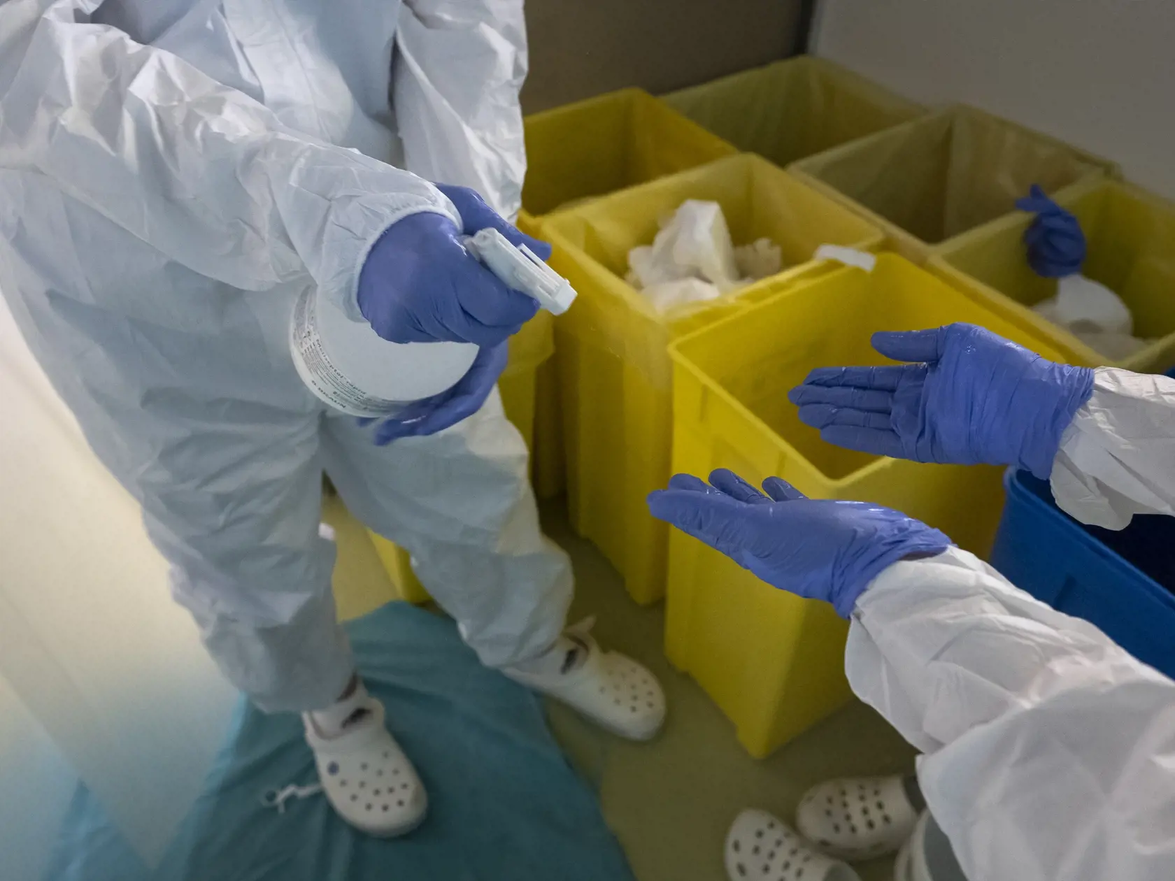 Situácia na anesteziologicko-resuscitačnom oddelení nemocnice svätého Cyrila a Metoda v Bratislave si vyžiadala zriadenie špeciálnej sekcie, kde sa nepretržite starajú o pacientov nakazených koronavírusom Covid - 19. 