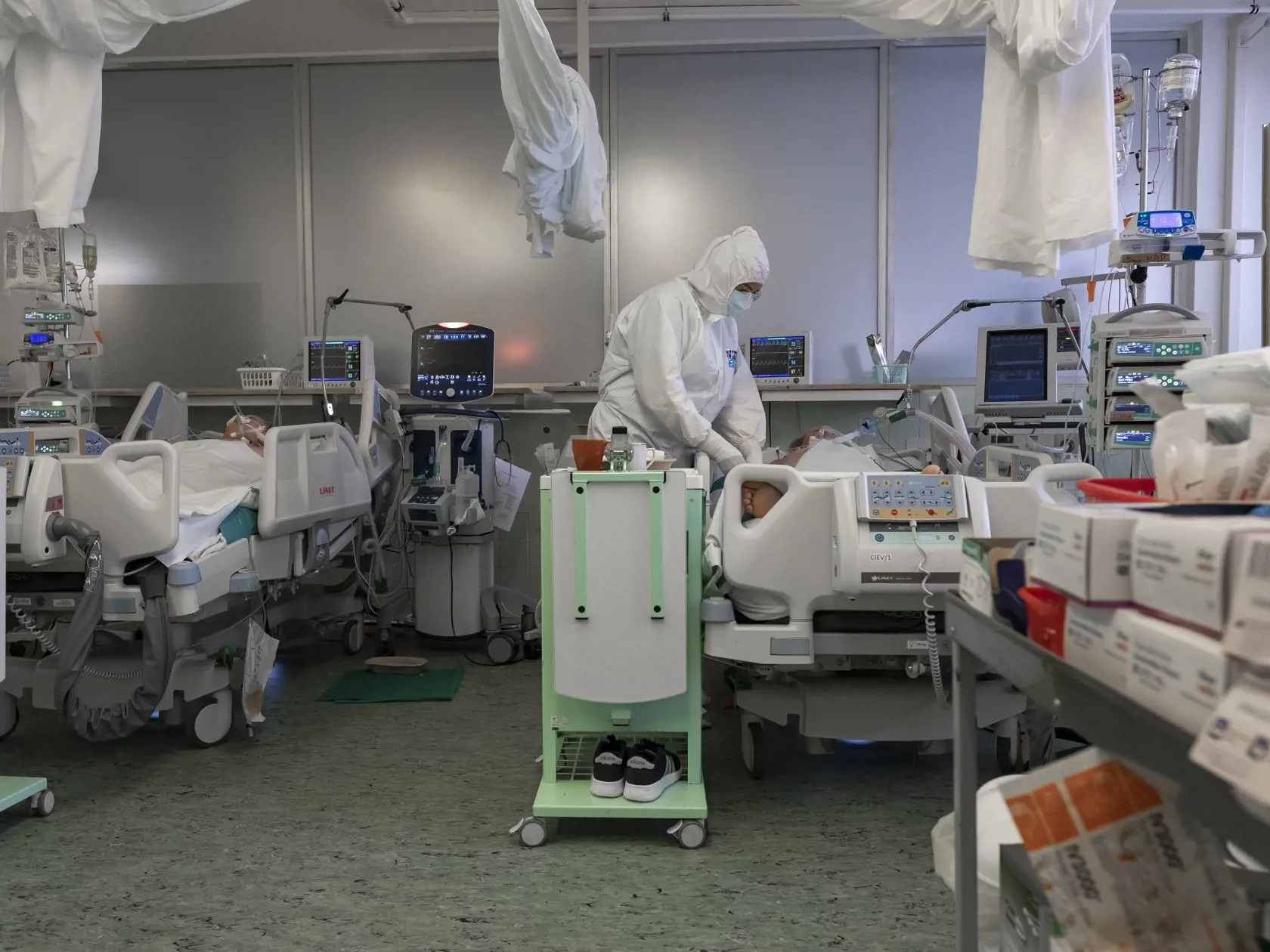 Situácia na anesteziologicko-resuscitačnom oddelení nemocnice svätého Cyrila a Metoda v Bratislave si vyžiadala zriadenie špeciálnej sekcie, kde sa nepretržite starajú o pacientov nakazených koronavírusom Covid - 19. 