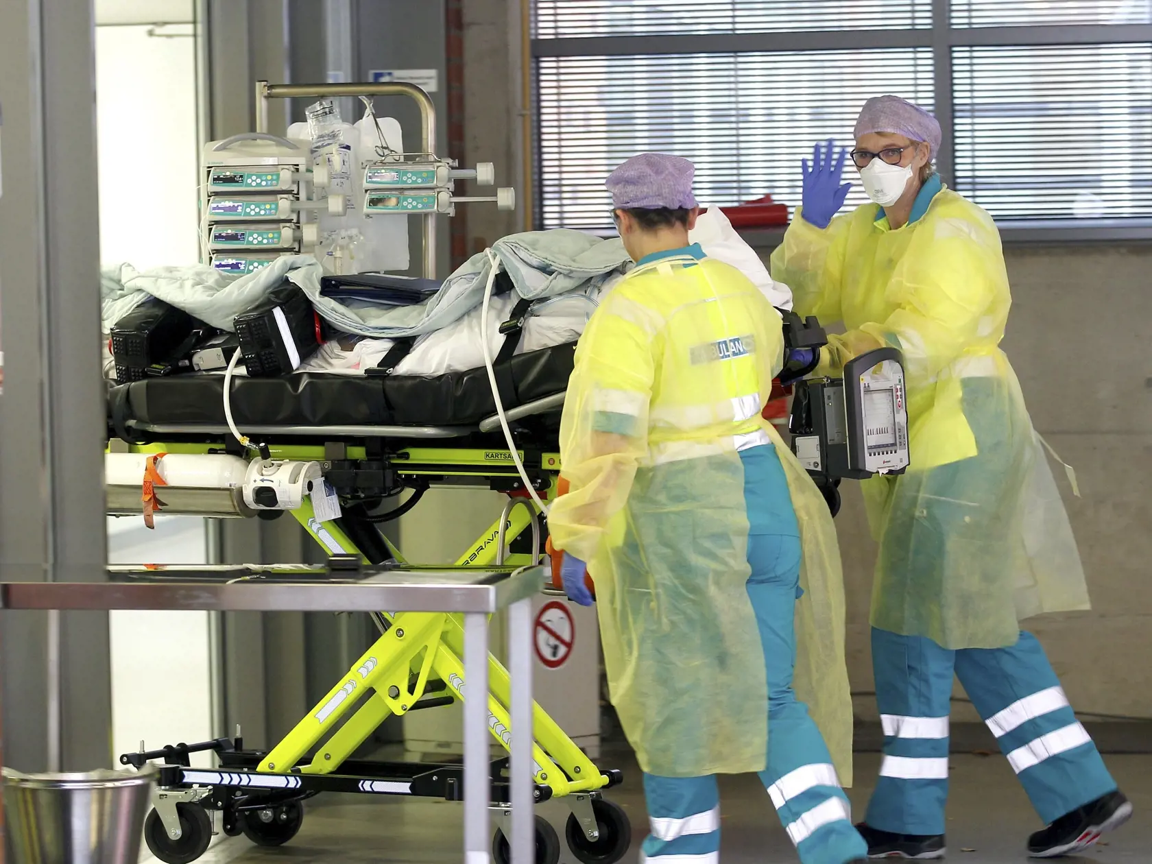 Záchranári privážajú pacienta s ochorením COVID-19.