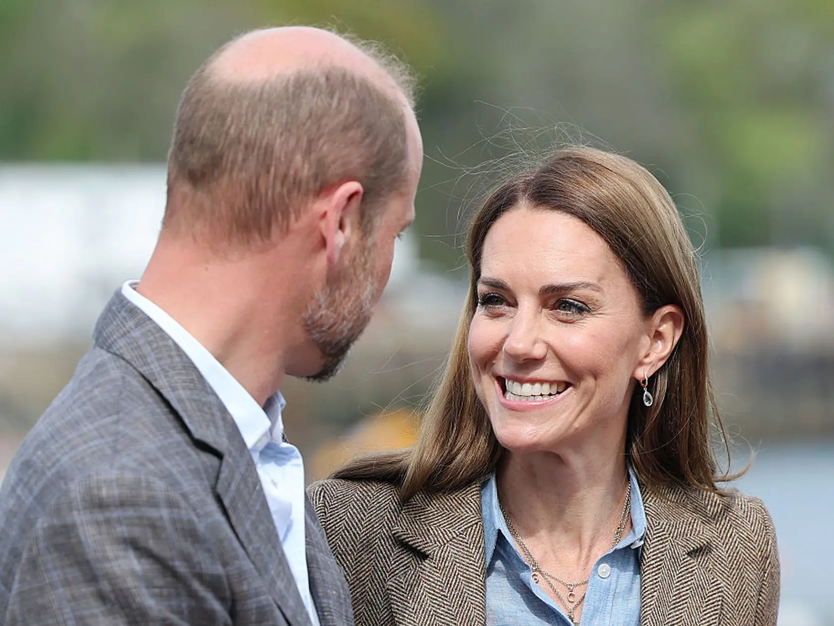 Princ William a princezná Kate sa vrátili na výročie svadby do Škótska, kde sa pred vyše 20 rokmi stretli ako študenti. Opäť to medzi nimi zaiskrilo. Veľa sa spolu smejú. 