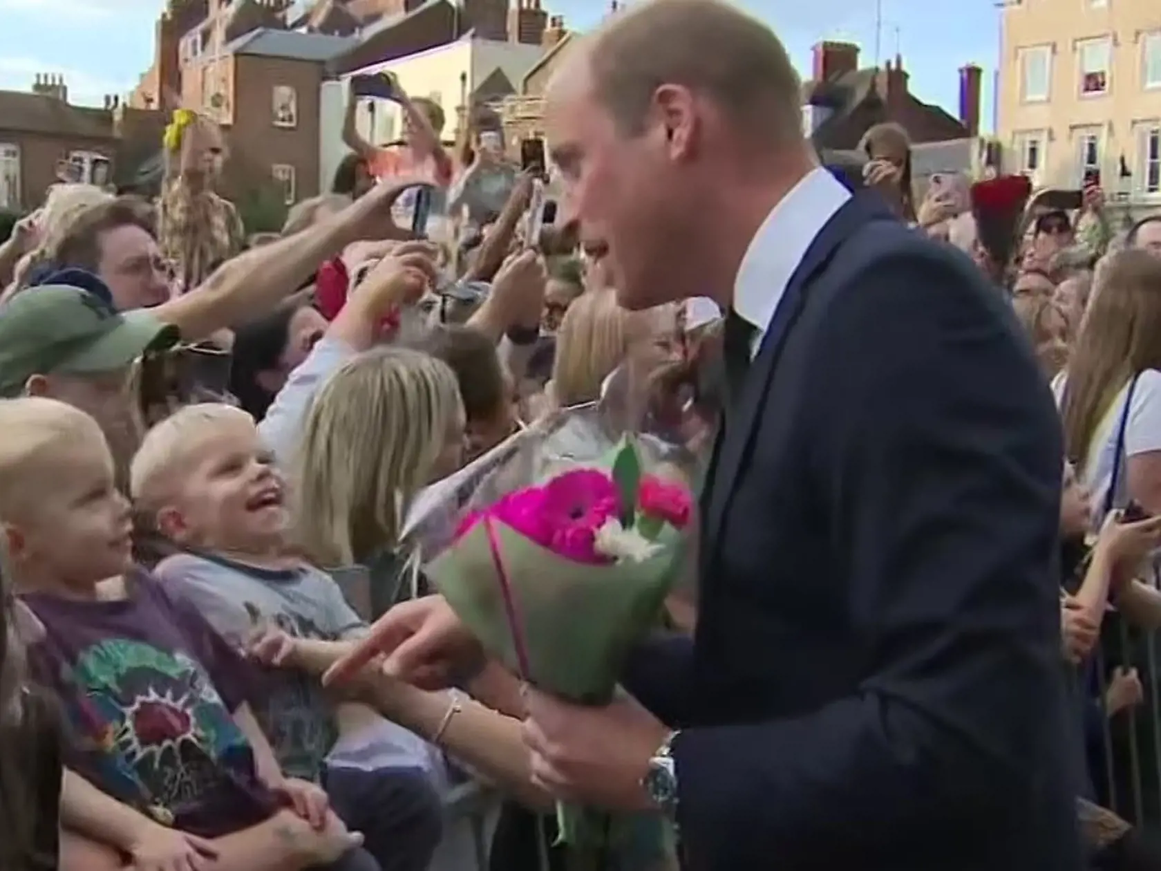 Princ a princezná z Walesu a vojvoda a vojvodkyňa zo Sussexu boli privítaní potleskom, keď spolu kráčali popri bránach hradu Windsor, keď si uctili dedičstvo Jej Veličenstva tým, že dočasne odložili bokom spory vyvolané Megxitom, ktoré rozbili kráľovskú rodinu v posledných rokoch a uvrhla britskú monarchiu do jednej z jej najvážnejších kríz.