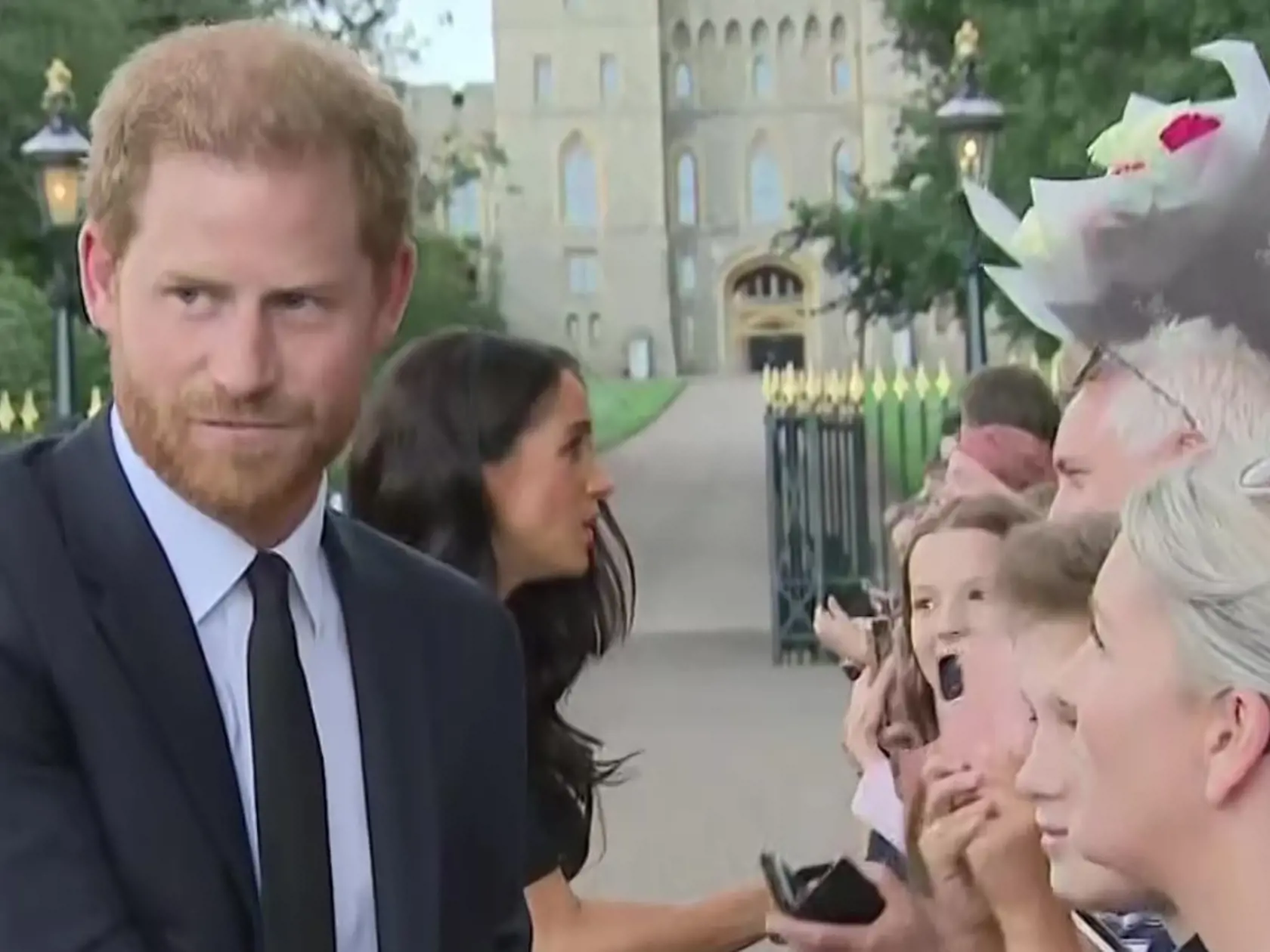 Princ a princezná z Walesu a vojvoda a vojvodkyňa zo Sussexu boli privítaní potleskom, keď spolu kráčali popri bránach hradu Windsor, keď si uctili dedičstvo Jej Veličenstva tým, že dočasne odložili bokom spory vyvolané Megxitom, ktoré rozbili kráľovskú rodinu v posledných rokoch a uvrhla britskú monarchiu do jednej z jej najvážnejších kríz.