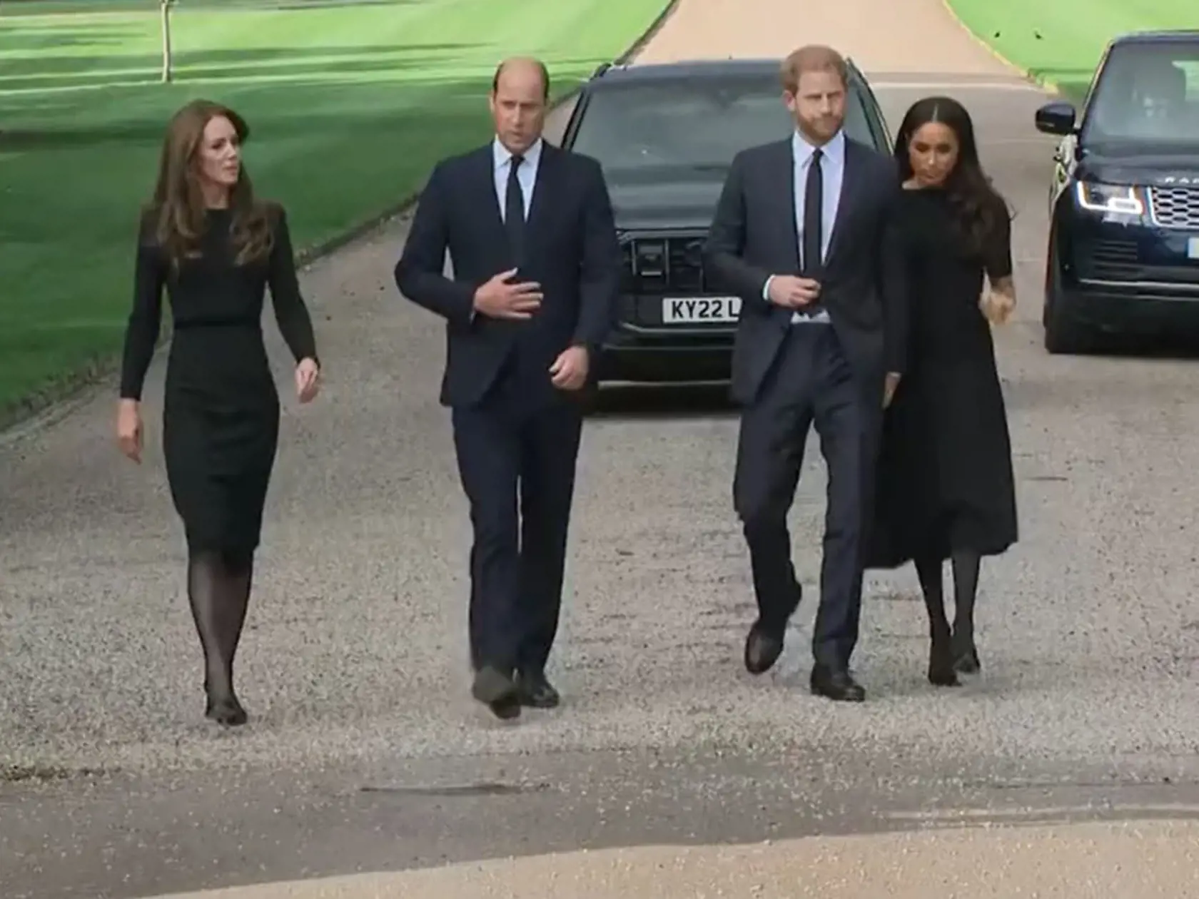 Princ a princezná z Walesu a vojvoda a vojvodkyňa zo Sussexu boli privítaní potleskom, keď spolu kráčali popri bránach hradu Windsor, keď si uctili dedičstvo Jej Veličenstva tým, že dočasne odložili bokom spory vyvolané Megxitom, ktoré rozbili kráľovskú rodinu v posledných rokoch a uvrhla britskú monarchiu do jednej z jej najvážnejších kríz.