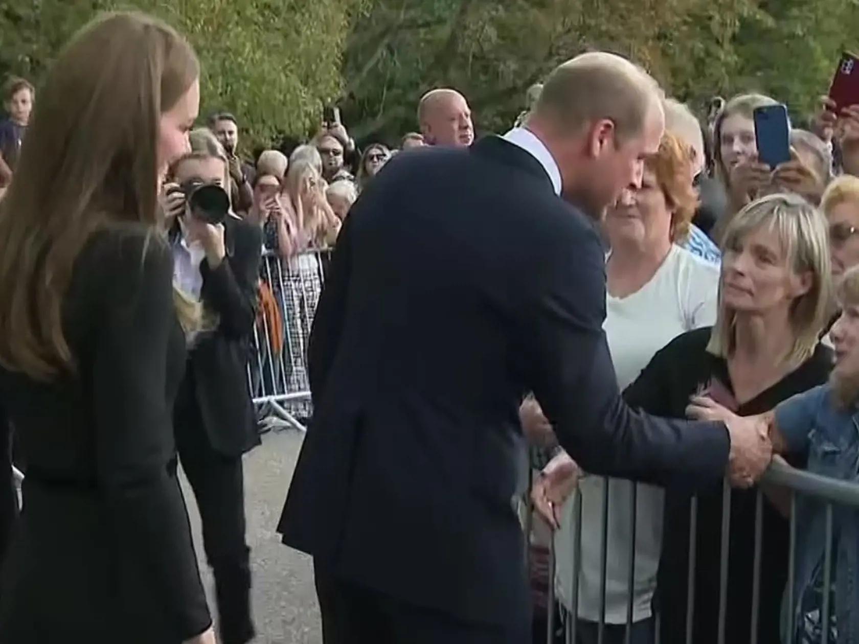 Princ a princezná z Walesu a vojvoda a vojvodkyňa zo Sussexu boli privítaní potleskom, keď spolu kráčali popri bránach hradu Windsor, keď si uctili dedičstvo Jej Veličenstva tým, že dočasne odložili bokom spory vyvolané Megxitom, ktoré rozbili kráľovskú rodinu v posledných rokoch a uvrhla britskú monarchiu do jednej z jej najvážnejších kríz.