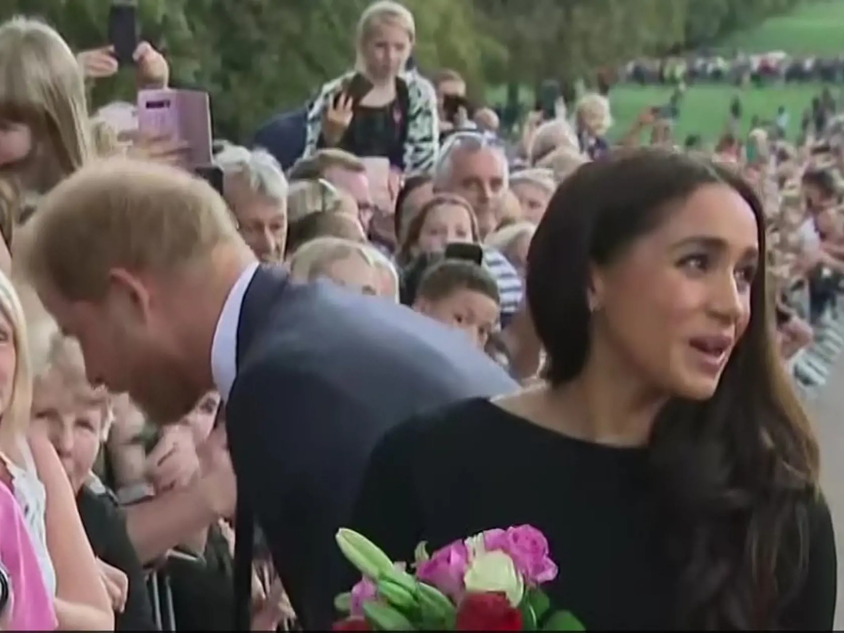 Princ a princezná z Walesu a vojvoda a vojvodkyňa zo Sussexu boli privítaní potleskom, keď spolu kráčali popri bránach hradu Windsor, keď si uctili dedičstvo Jej Veličenstva tým, že dočasne odložili bokom spory vyvolané Megxitom, ktoré rozbili kráľovskú rodinu v posledných rokoch a uvrhla britskú monarchiu do jednej z jej najvážnejších kríz.