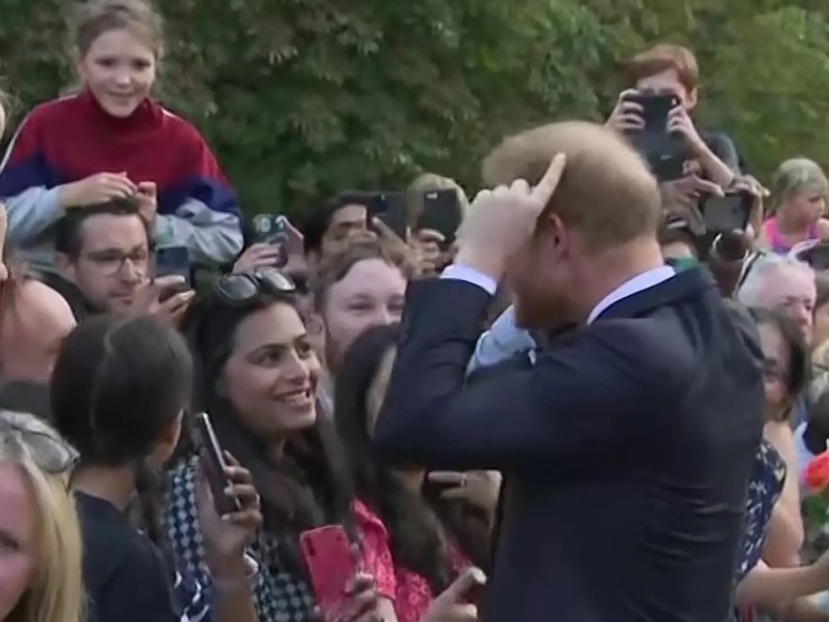 Princ a princezná z Walesu a vojvoda a vojvodkyňa zo Sussexu boli privítaní potleskom, keď spolu kráčali popri bránach hradu Windsor, keď si uctili dedičstvo Jej Veličenstva tým, že dočasne odložili bokom spory vyvolané Megxitom, ktoré rozbili kráľovskú rodinu v posledných rokoch a uvrhla britskú monarchiu do jednej z jej najvážnejších kríz.