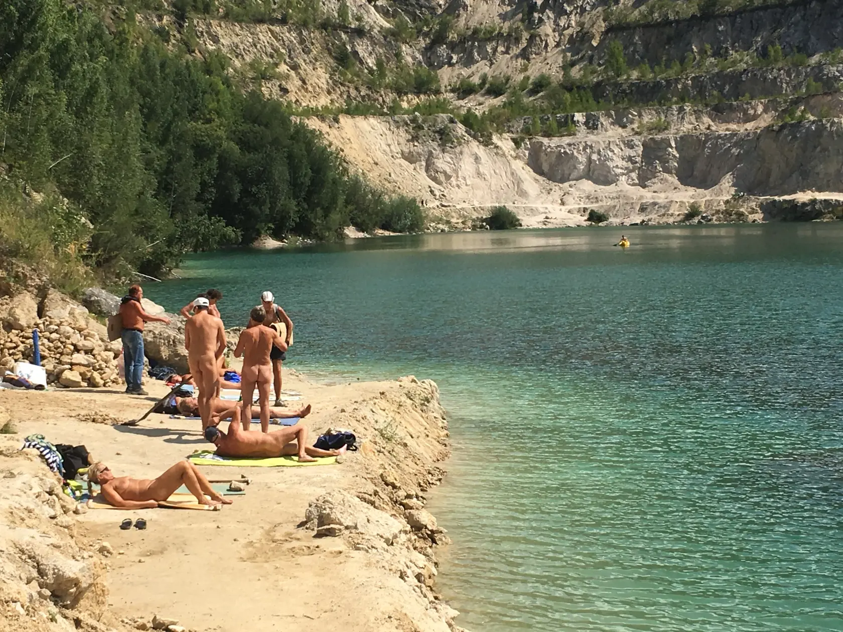 Miesto nabité westernovou atmosférou, ktoré mnohým pripomína známe scény z filmov Winnetou. Tak to je nudapláž v Šútove pri Martine.