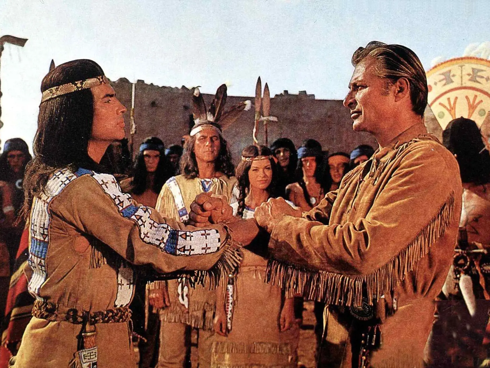 Pierre Brice ako legendárny Winnetou, a jeho pokrvný brat Old Shatterhand, ktorého stvárnil Lex Barker.