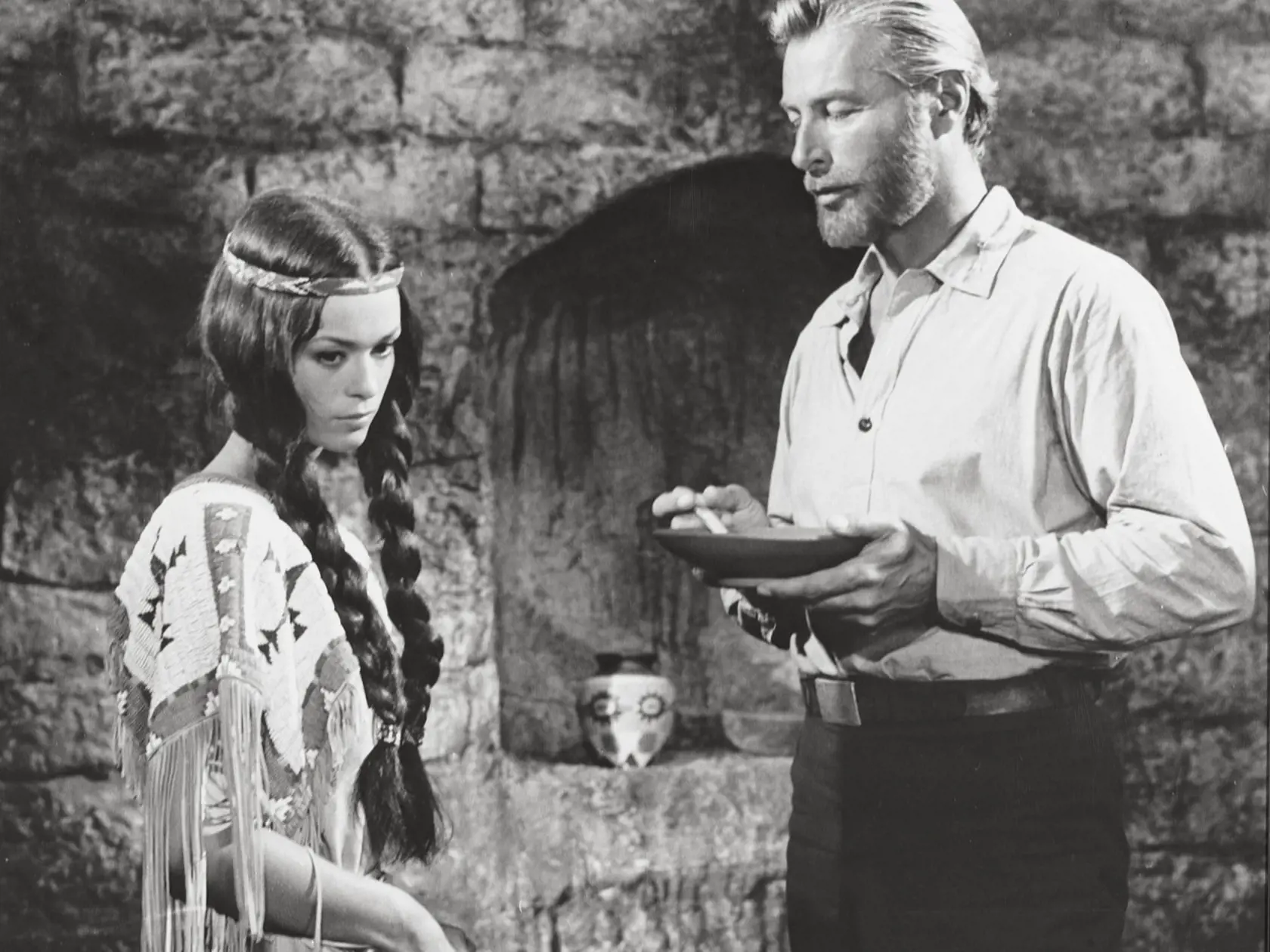 Marie Versini ako Nšo-či s Lexom Barkerom vo filme Vinnetou (1963). Od detstva sa venovala tancu a herectvu a ako 17-ročný sa stala členkou francúzskeho divadelného súboru Comédie-Française. Od filmového debutu v roku 1956 nakrútila 33 filmov. V roku 1963 vyhrala konkurz na rolu Nšo-či, sestry Vinnetoua.