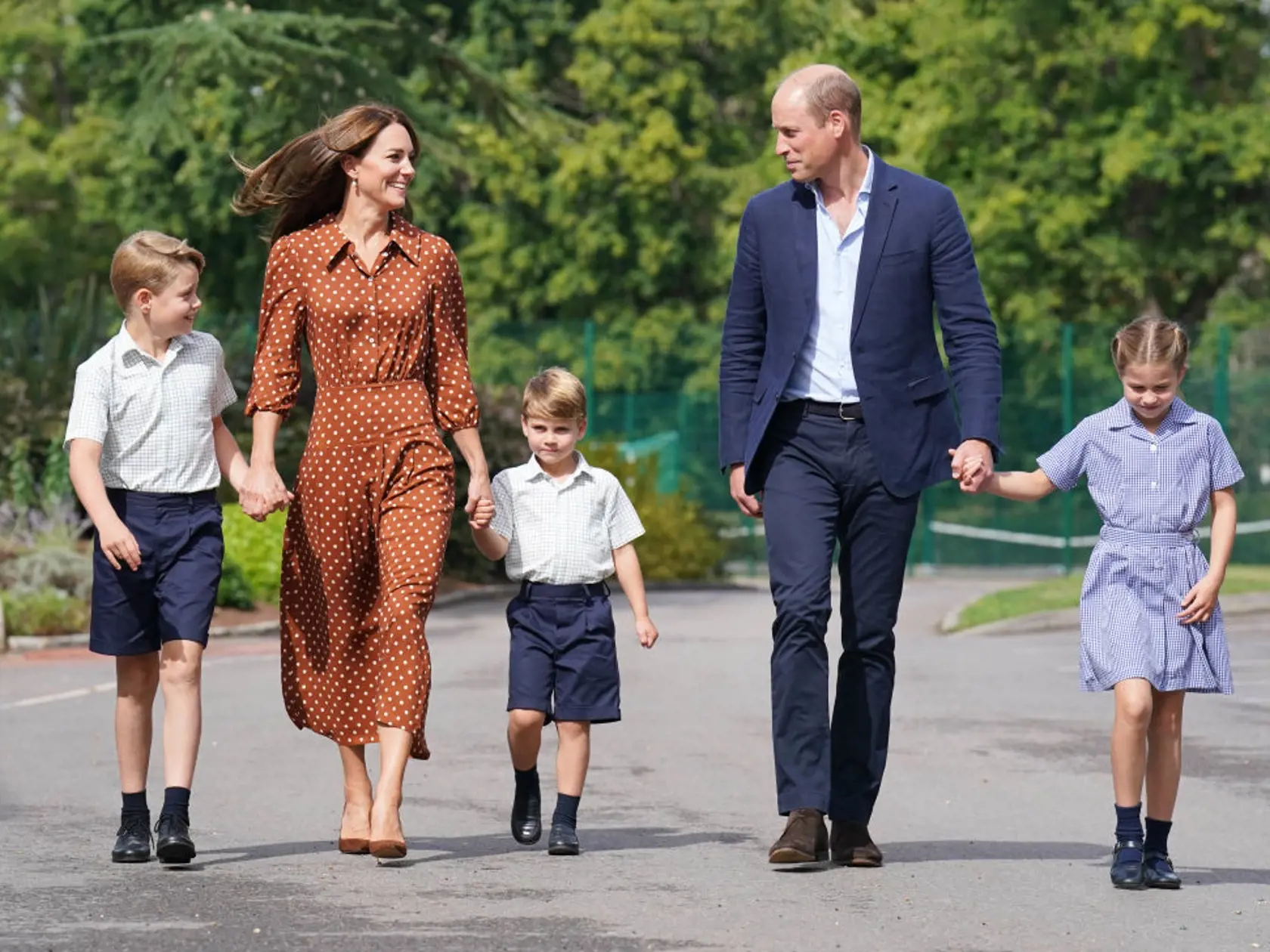 Kate a William sprevádzali deti do školy.