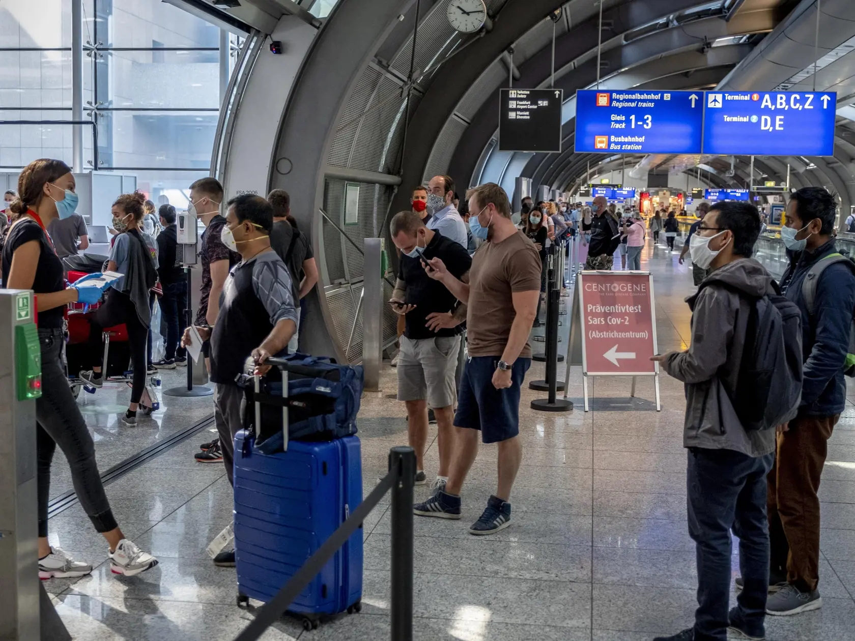 Hesenské ministerstvo sociálnych vecí podľa agentúry DPA spresnilo, že spomínaná osoba vstúpila na územie Nemecka cez letisko vo Frankfurte nad Mohanom.