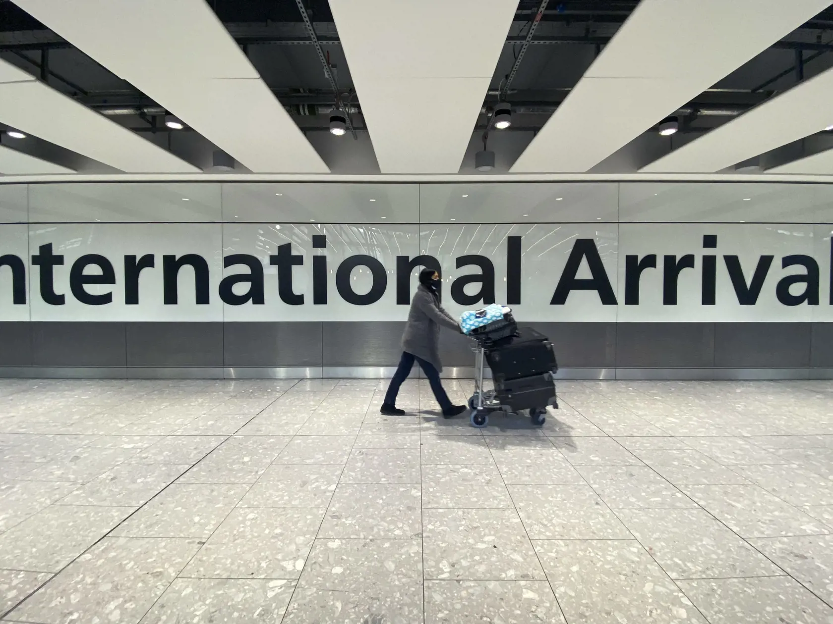 Na snímke cestujúca kráča na londýnskom letisku Heathrow.