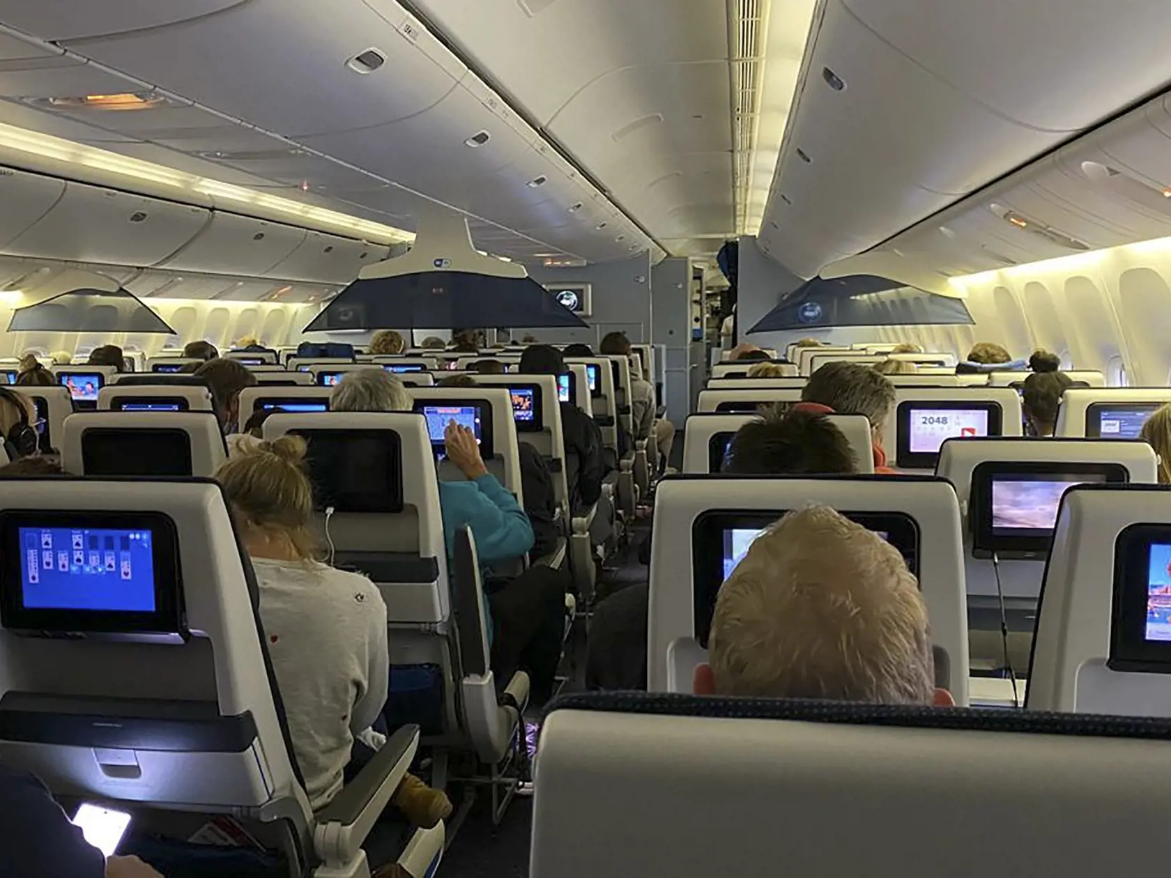 Cestujúci sedia v lietadle spoločnosti KLM, ktoré pristálo z Kapského Mesta v Amsterdame.