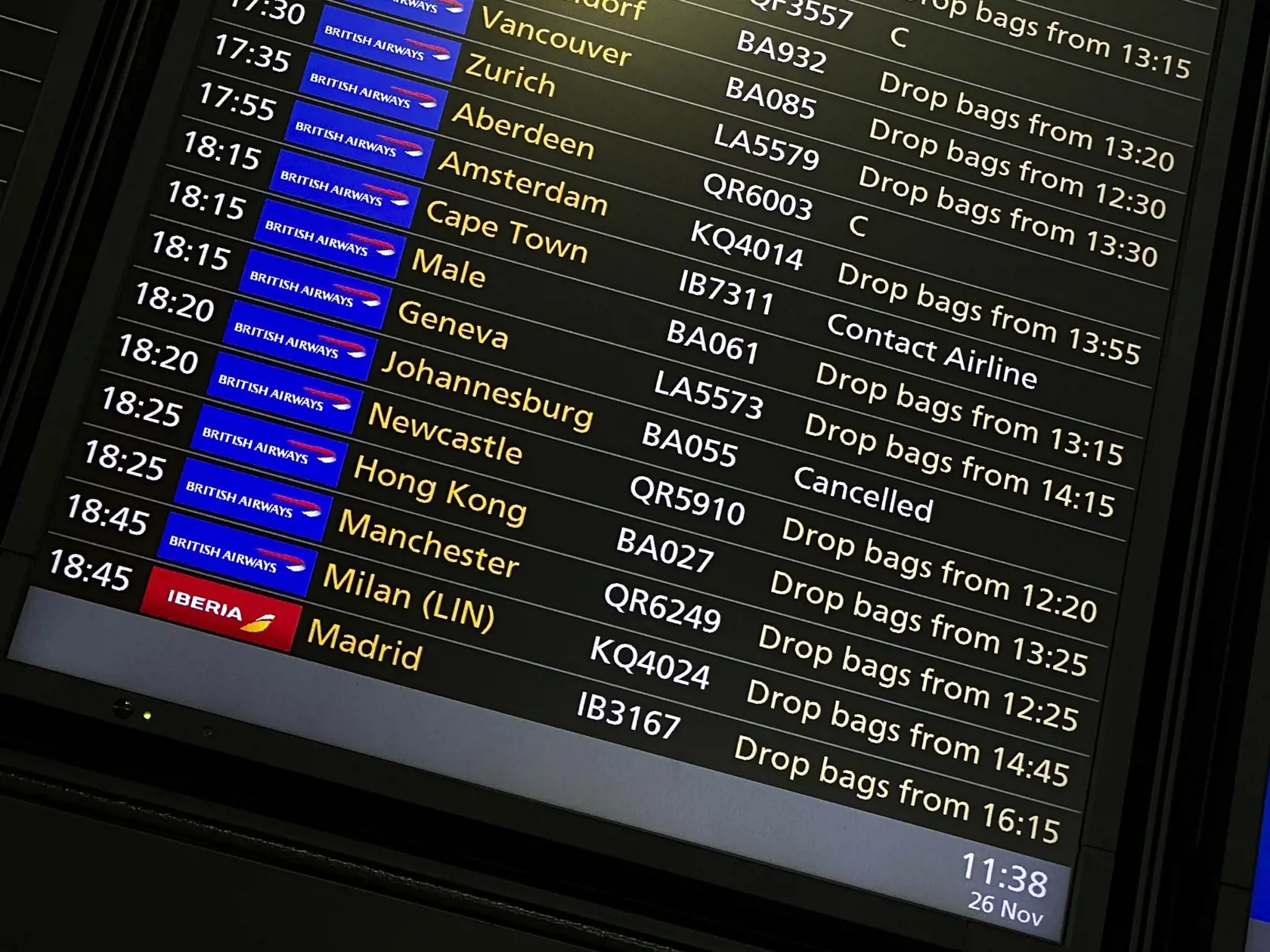 Na snímke je tabuľa so zrušeným letom do Johannesburgu a odkazom na leteckú spoločnosť ohľadom plánovaného letu do Kapského Mesta, na londýnskom letisku Heathrow.