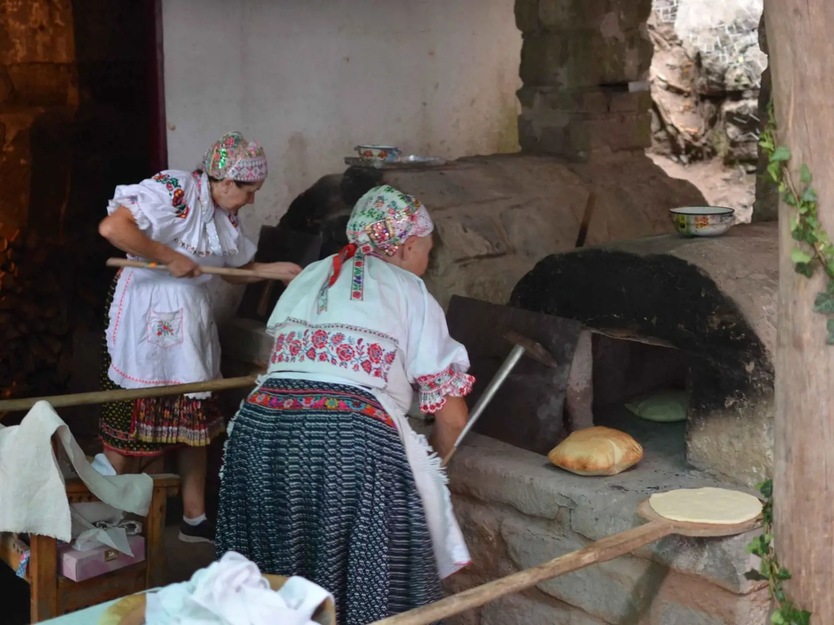 Folklórny festival Hontianska paráda sa koná už tradične v Hrušove. Pomenovaný je podľa regiónu v ktorom sa obec nachádza. Každoročne ho navštív približne 20-tisíc hostí.