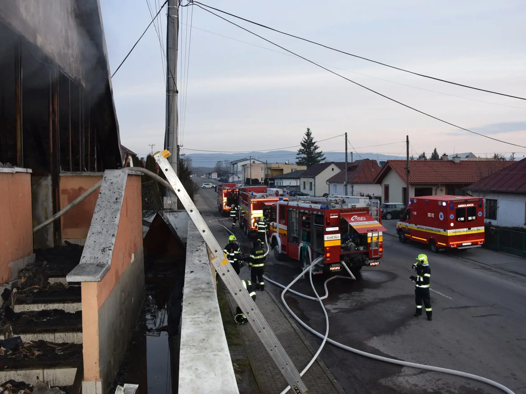 Následky požiaru penziónu v Sobranciach