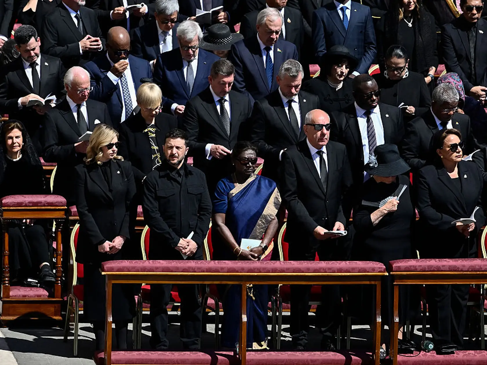 Pohreb pápeža Františka: Smútiaci štátnici. V prvom rade ukrajinský prezident Volodymyr Zelenskyj s manželkou, v druhom rade, slovenský prezident Peter Pellegrini.