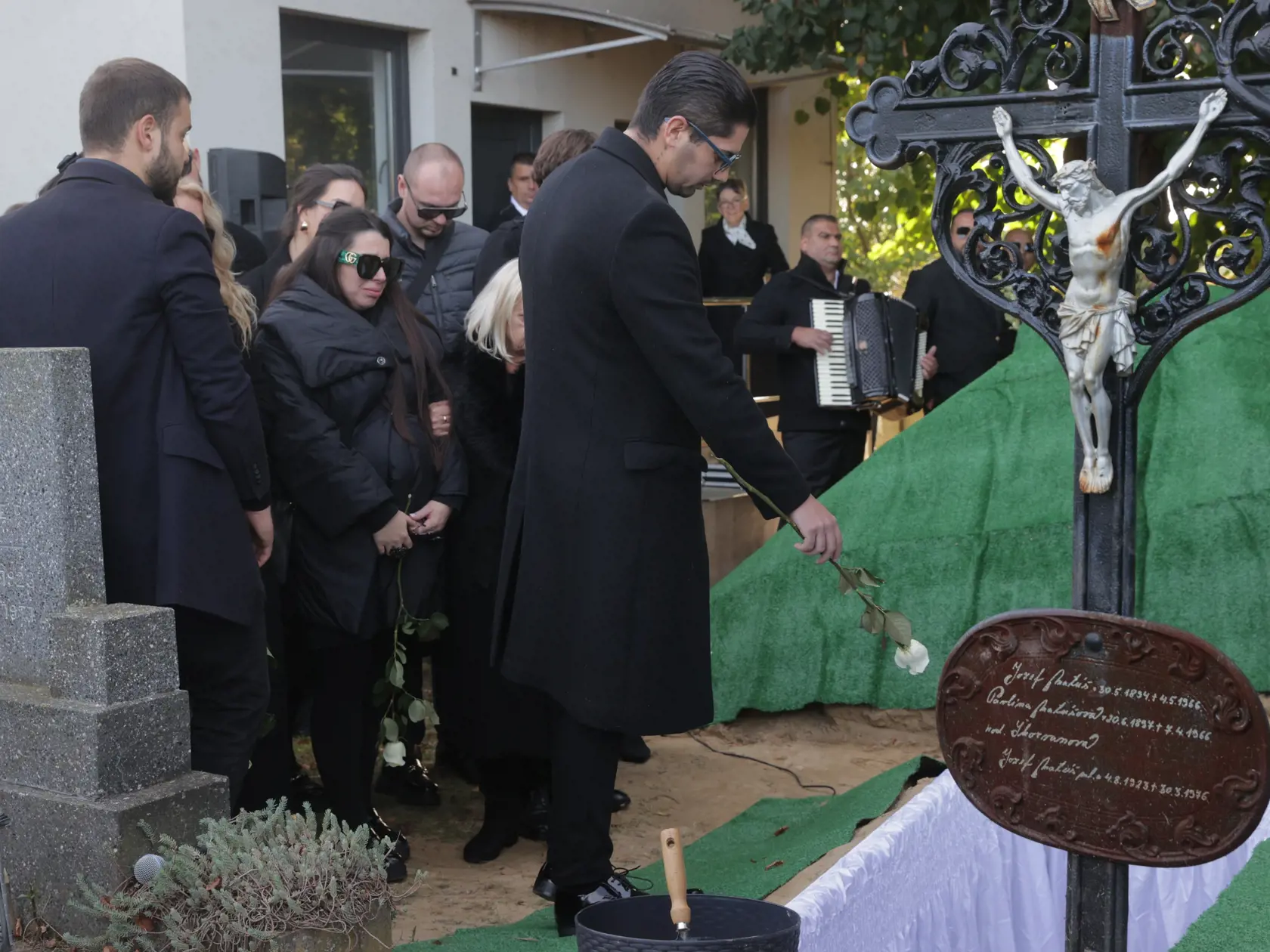 Pohreb Ľuba Virága (†68). Na snímke zdrvená rodina., ktorá mu dávala posledné zbohom. 