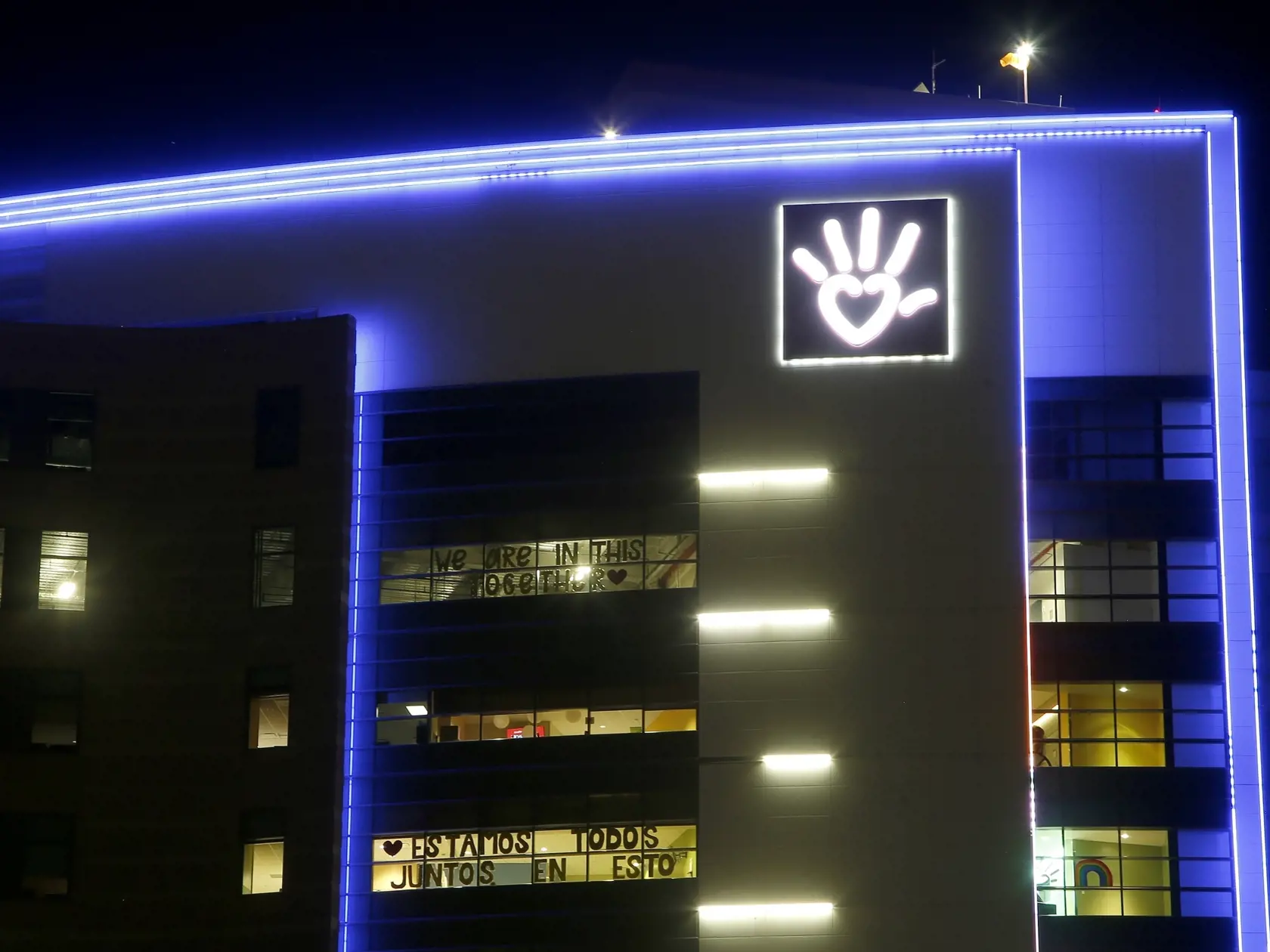 EBE 1 Phoenix - Detská nemocnica v americkom Phoenixe je vysvietená namodro podobne ako ostatné budovy v štáte na podporu zdravotného personálu a ďalších pracovníkov, ktorí bojujú v prvej línii proti novému typu koronavírusu v noci na štvrtok 16. apríla 2020. FOTO TASR/AP
Phoenix Children's Hospital joins buildings and structures around the state will be lit blue as a symbol of support for Arizona's frontline medical workers and emergency responders battling the coronavirus, including statements