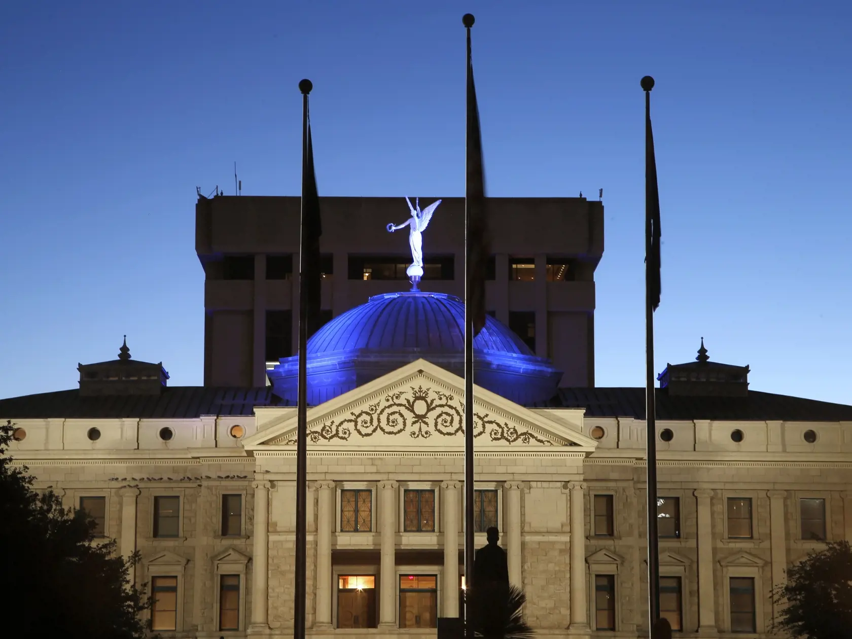 EBE 6 Phoenix - Na snímke kupola budovy múzea Arizona Capitol Museum v americkom Phoenixe je vysvietená namodro podobne ako ostatné štátne budovy na podporu zdravotného personálu a ďalších pracovníkov, ktorí bojujú v prvej línii proti novému typu koronavírusu v noci na štvrtok 16. apríla 2020. FOTO TASR/AP
The dome of the Arizona Capitol building is illuminated in blue as buildings and structures around the state are lit in blue as a symbol of support for Arizona's frontline medical workers and 