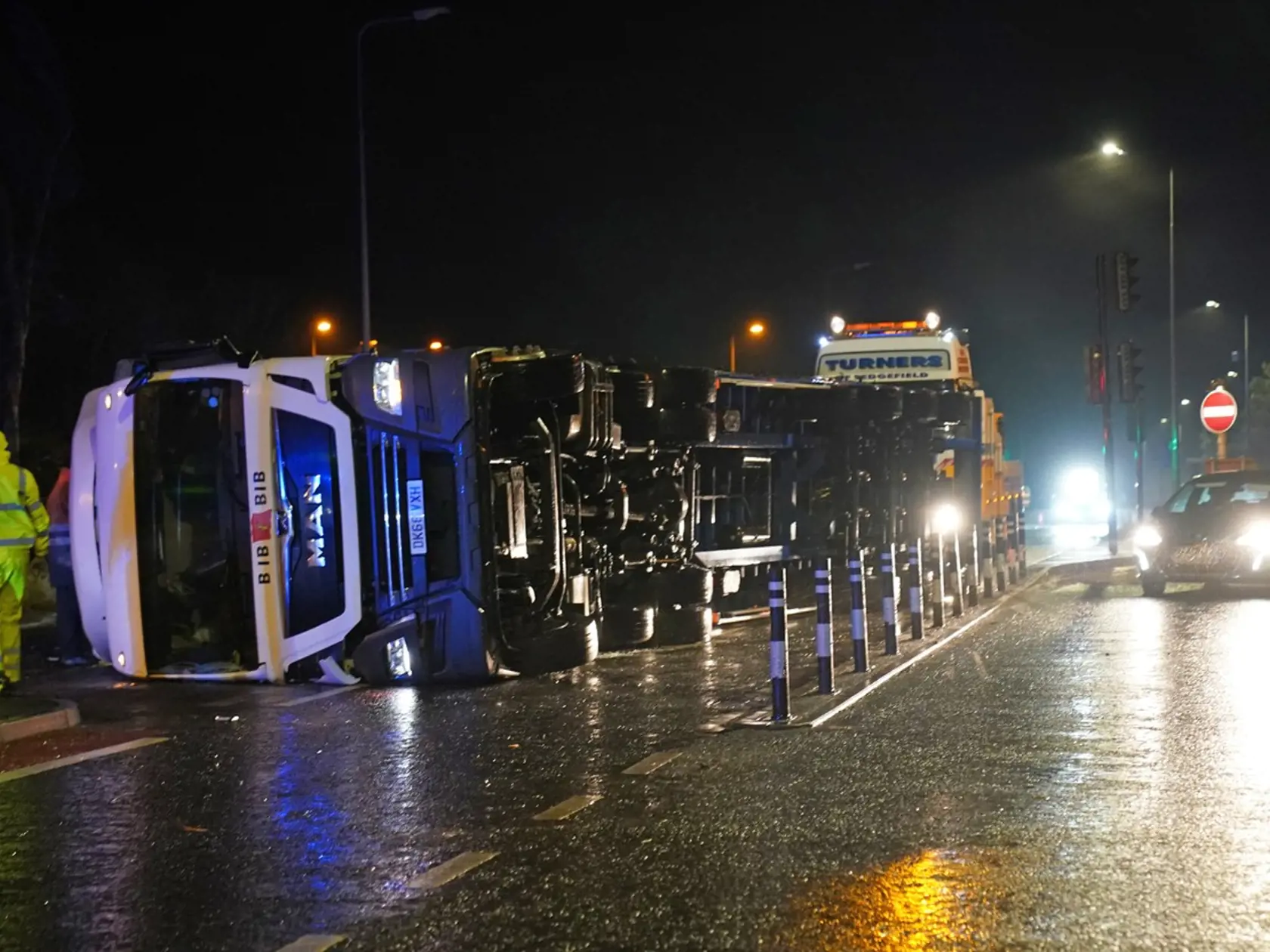 Búrka v Británii si vyžiadala tri obete, 130 000 domácností ostalo bez elektriny.