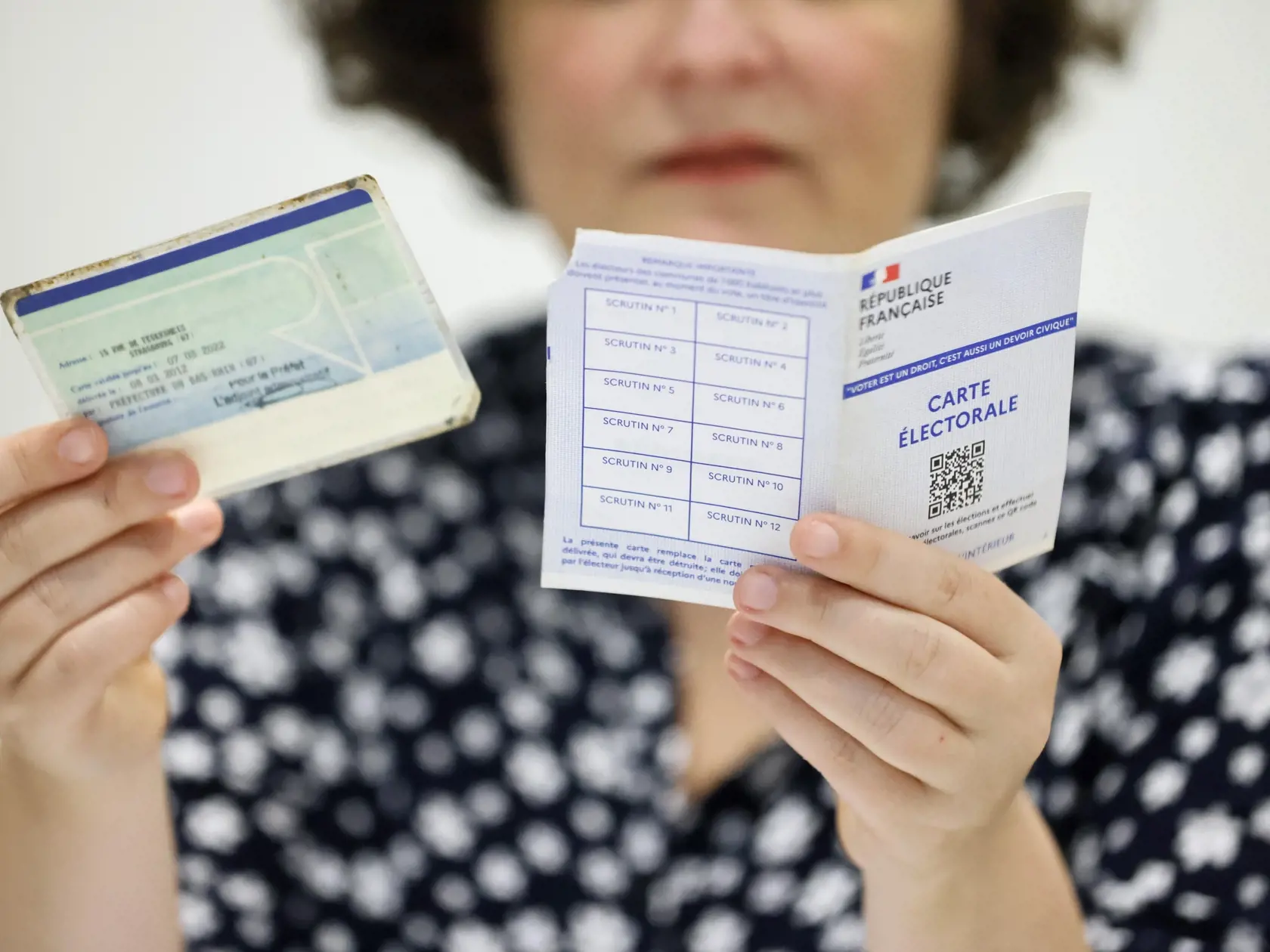 Členka volebnej komisie kontroluje totožnosť voliča vo volebnej miestnosti v Štrasburgu počas 1. kola predčasných parlamentných volieb vo Francúzsku v nedeľu 30. júna 2024. Predčasné voľby vyhlásil prezident Emmanuel Macron v reakcii na výsledky eurovolieb. Druhé kolo bude 7. júla.