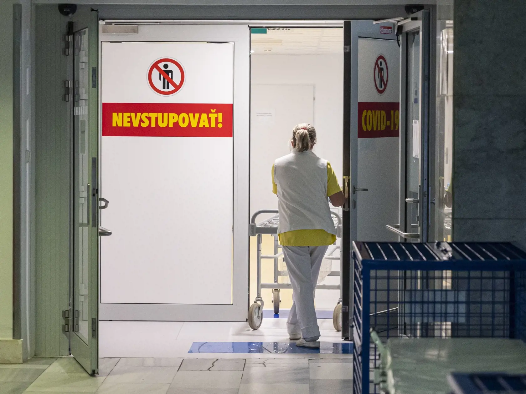 Ministerstvo zdravotníctva (MZ) SR v spolupráci s Úradom verejného zdravotníctva (ÚVZ) SR pripravuje v súvislosti s novoobjaveným variantom omikron nového koronavírusu kroky na identifikáciu ľudí, ktorí boli v potenciálne rizikových krajinách.