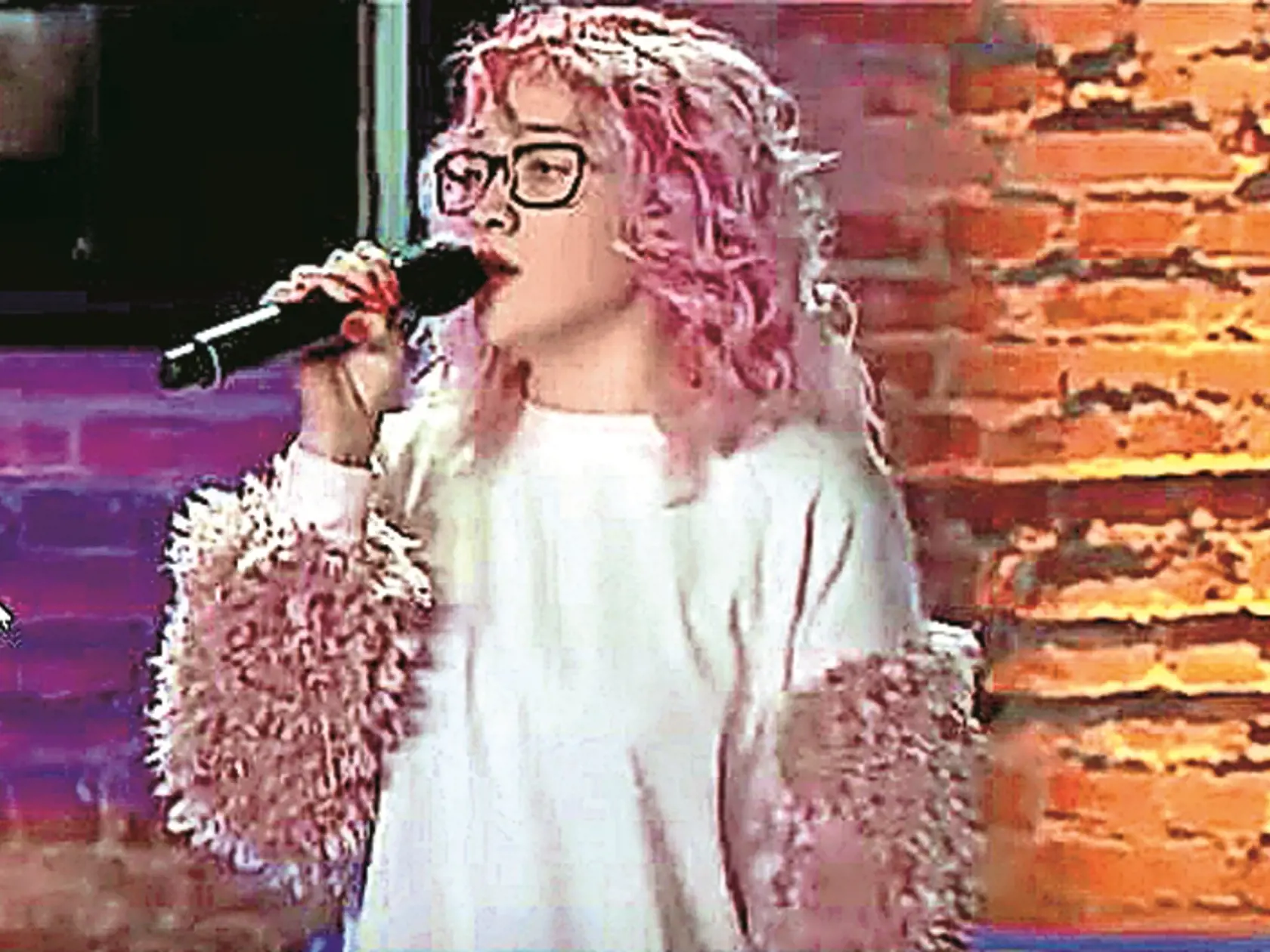 Prekvapenie: Najprv sa Tereza Mašková obliekala sama, potom sa z nej štylisti rozhodli urobiť novú verziu herečky Zlaty Adamovskej, na malej snímke.