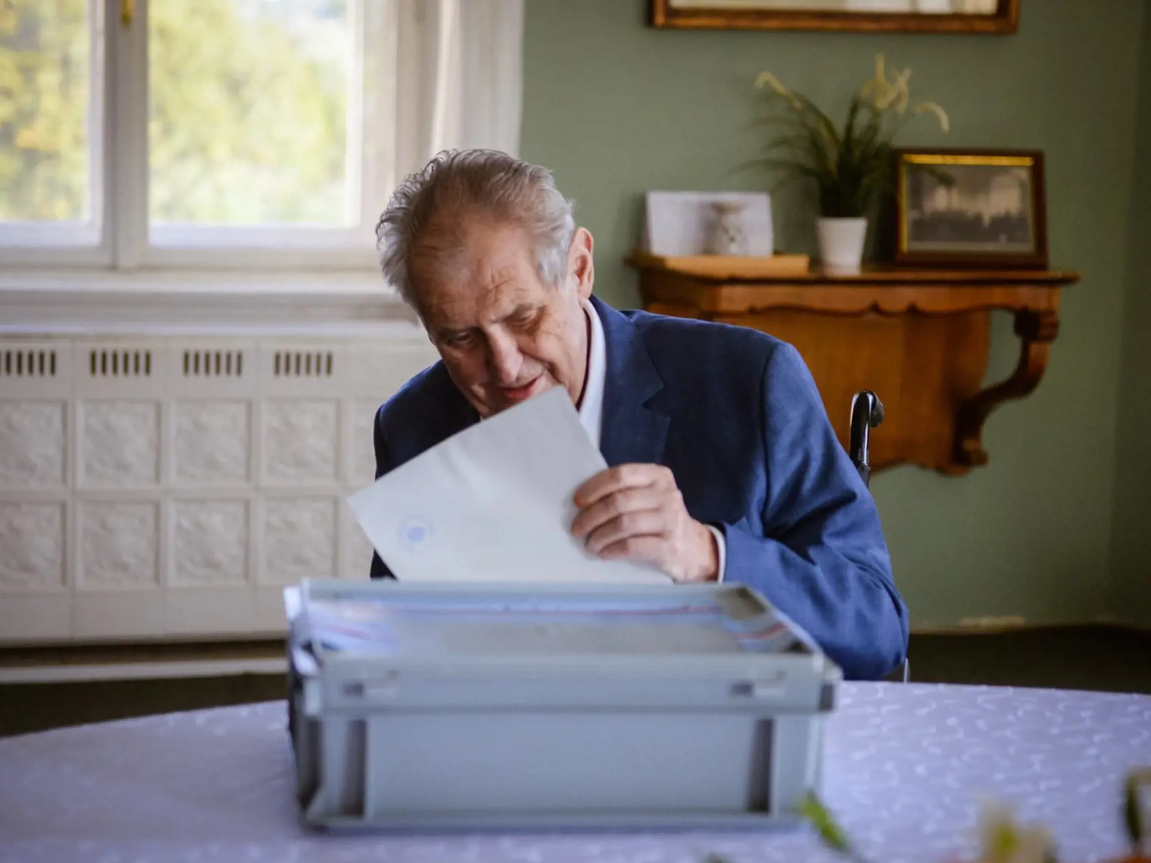 Zdravie ho už neposlúcha: Úradujúci prezident Zeman volil v parlamentných voľbách zámku v Lánoch.