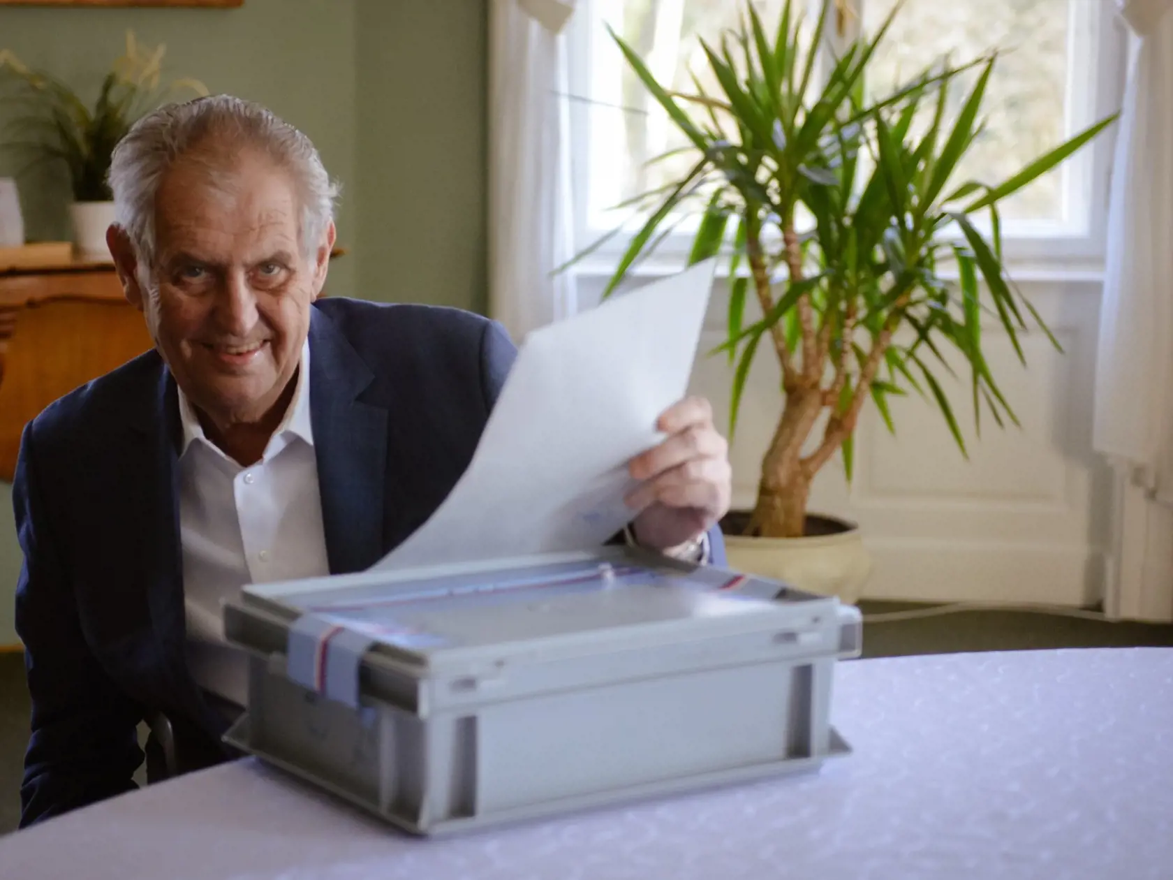 Zdravie ho už neposlúcha: Úradujúci prezident Zeman volil v parlamentných voľbách zámku v Lánoch.