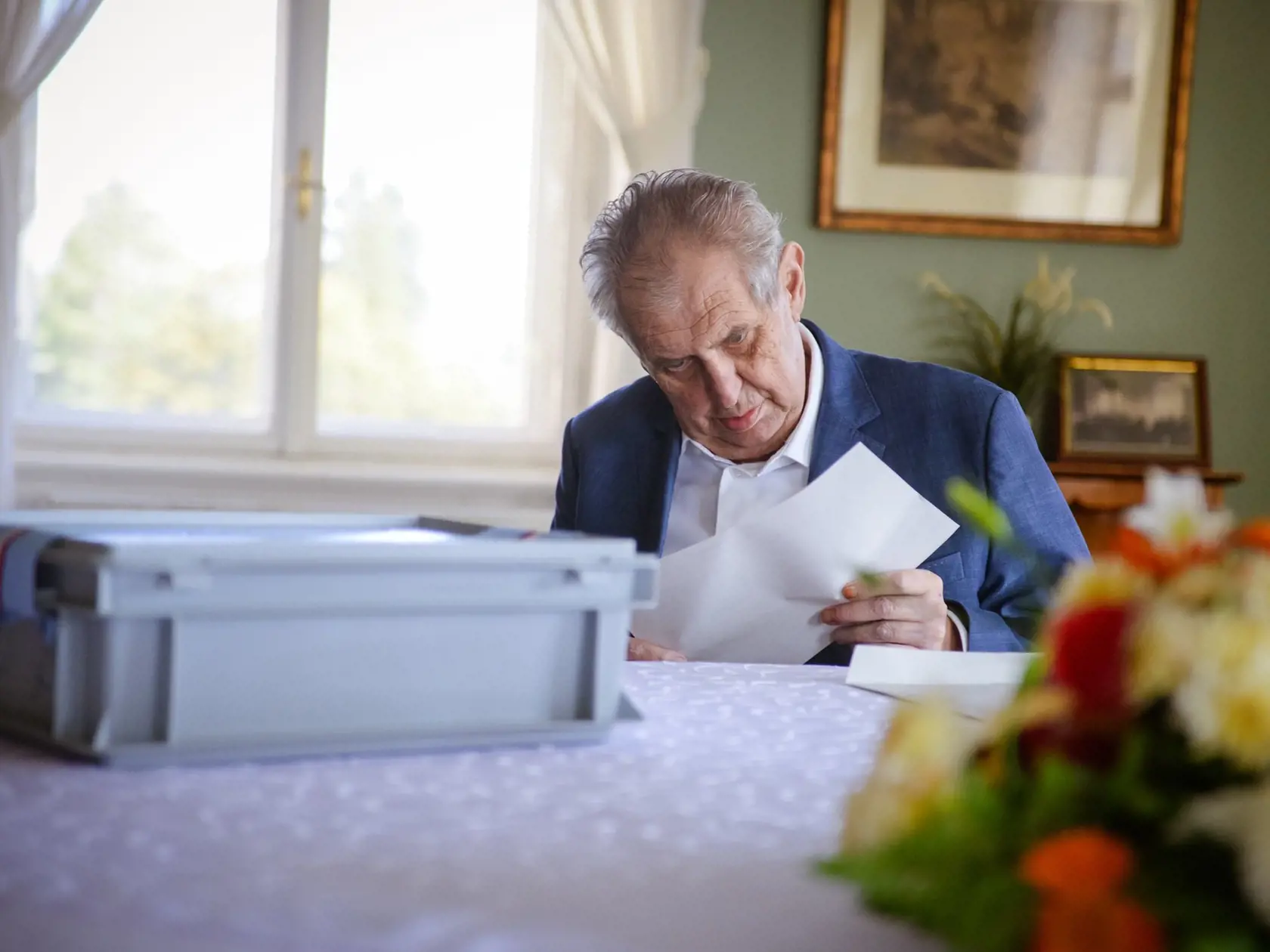 Zdravie ho už neposlúcha: Úradujúci prezident Zeman volil v parlamentných voľbách zámku v Lánoch.