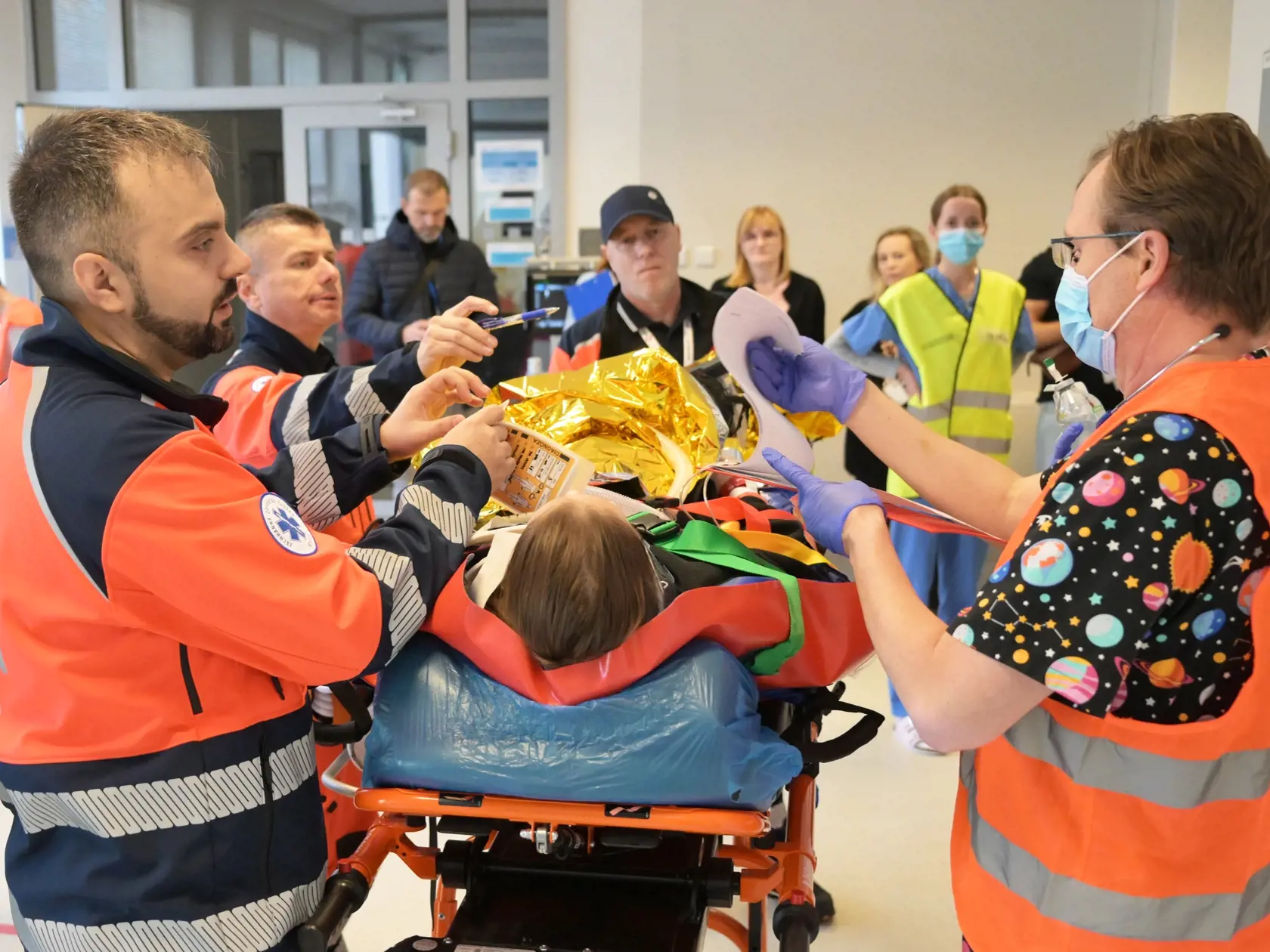 Snímka z cvičenia udalosti s hromadným postihutím osôb v Detskej fakultnej nemocnici v Košiciach 29. októbra 2024 na preverovanie traumatologických plánov. FOTO TASR – František Iván 