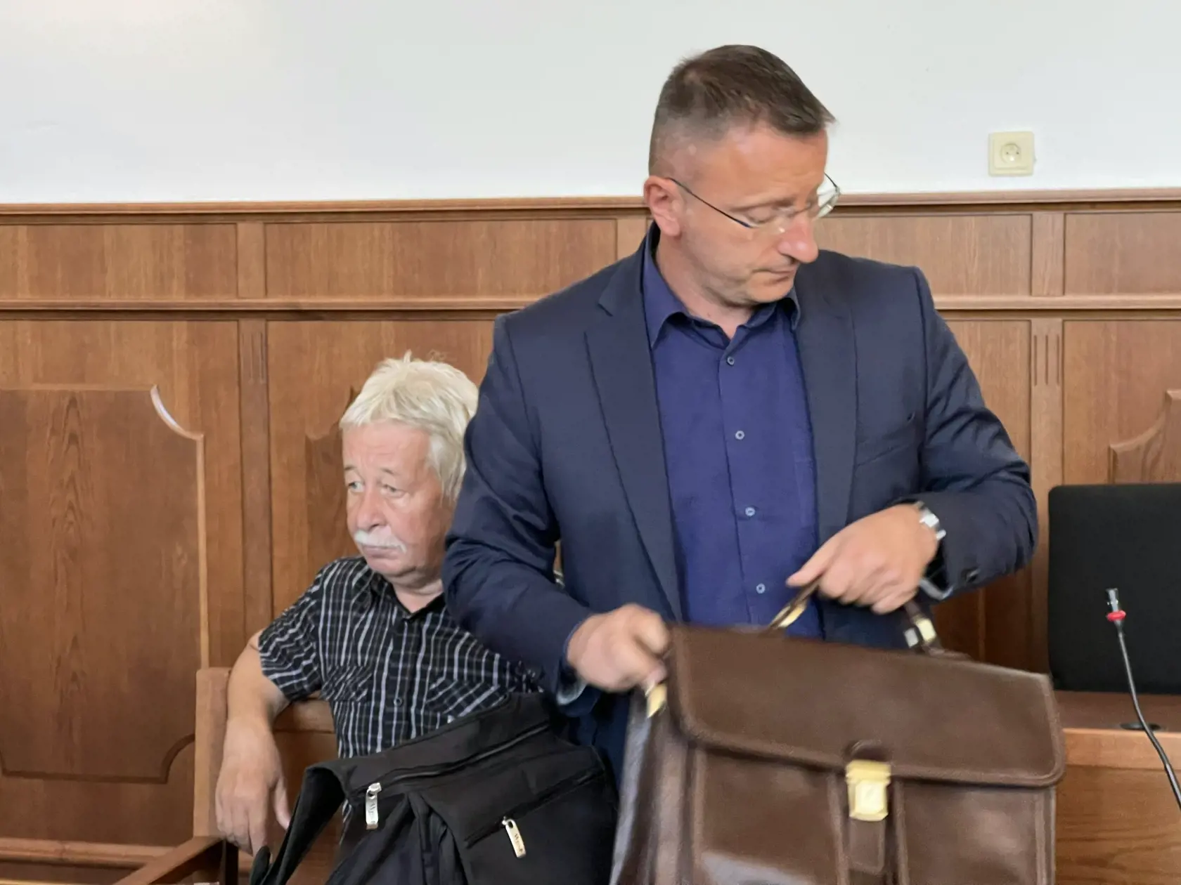 Na súd prišiel ráno pred deviatou hodinou obžalovaný a tiež poškodení, ktorí sa ani po rokoch nedokážu zmieriť so stratou svojich milovaných.