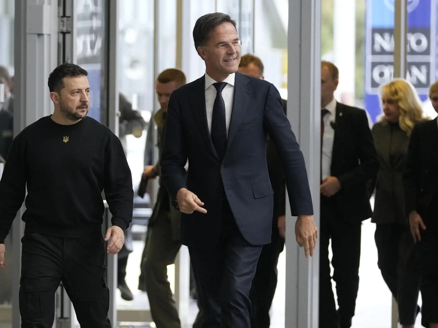 KK34 Brusel - Na snímke generálny tajomník NATO Mark Rutte (vpravo) a ukrajinský prezident Volodymyr Zelenskyj kráčajú v sídle NATO v Bruseli vo štvrtok 17. októbra 2024. FOTO TASR/AP
NATO Secretary General Mark Rutte, right, walks with Ukraine's President Volodymyr Zelenskyy prior to a media conference at NATO headquarters in Brussels, Thursday, Oct. 17, 2024. (AP Photo/Virginia Mayo)