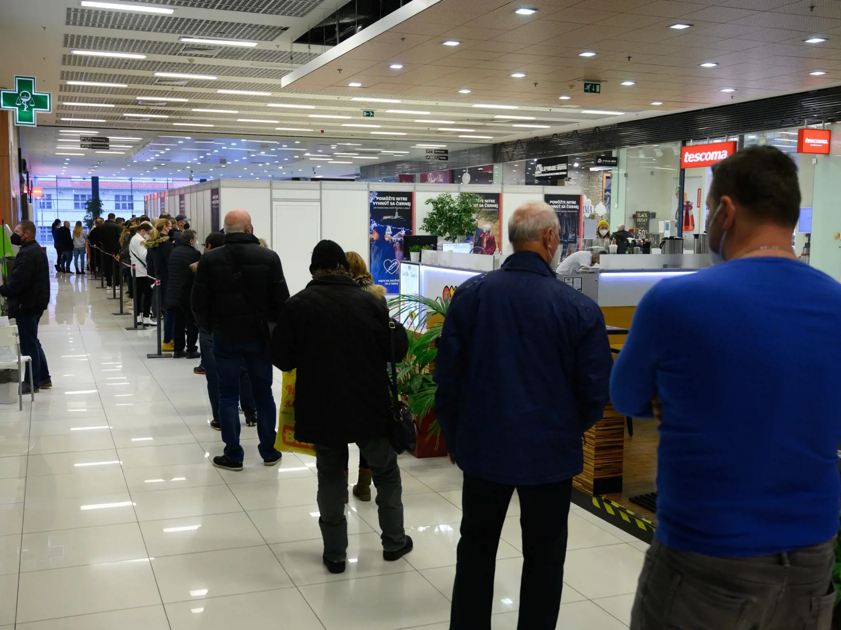 Na snímke očkovacie centrum proti ochoreniu COVID-19 v Obchodnom dome Mlyny v Nitre 26. novembra 2021. FOTO TASR - Henrich Mišovič
