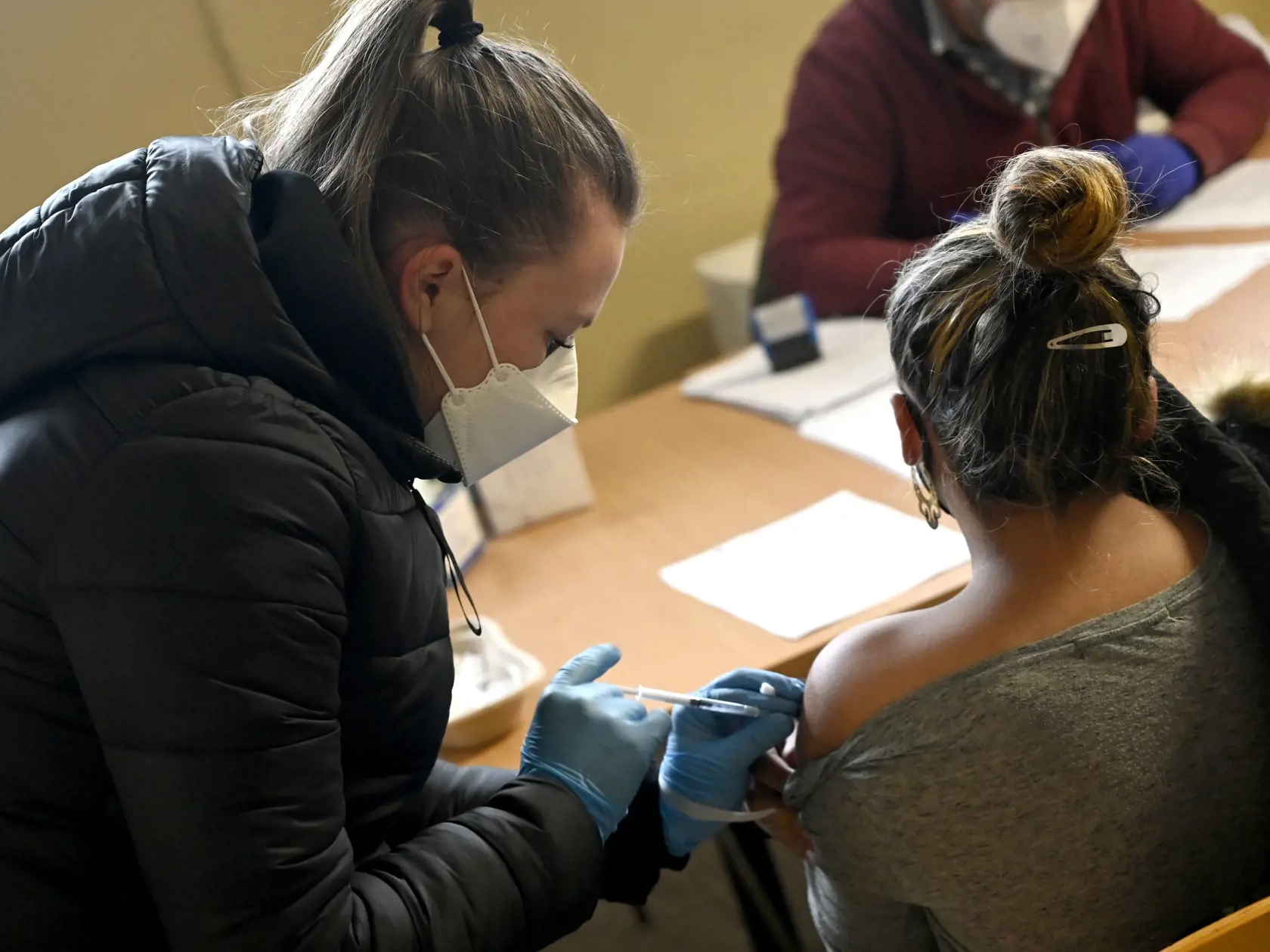 Na snímke očkovanie proti ochoreniu COVID-19 v rómskej osade v Trebišove 25. novembra 2021. FOTO TASR - Roman Hanc