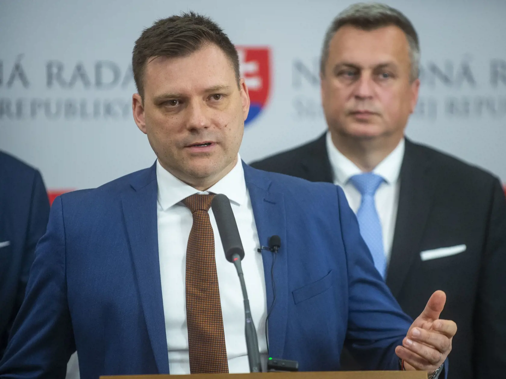 Na snímke zľava podpredseda vlády a minister životného prostredia SR Tomáš Taraba a podpredseda Národnej rady SR a predseda SNS Andrej Danko (obaja SNS) počas tlačovej konferencie na tému Výzva SNS na podporu ústavného zákona o medveďoch 8. apríla 2024 v Bratislave. FOTO TASR - Jakub Kotian
