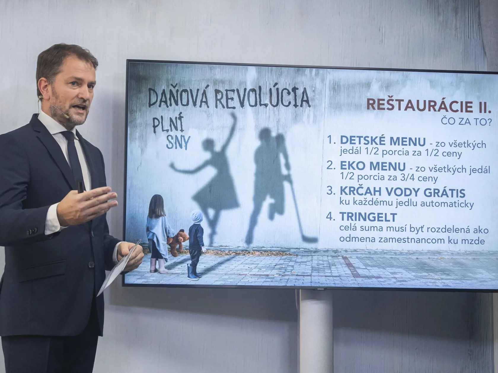 Na snímke podpredseda vlády a minister financií SR Igor Matovič počas brífingu s novinármi na tému: Daňová revolúcia: Zdaňovanie živnostníkov a reštauračný balík zmien 22. novembra 2021 v Bratislave. FOTO TASR - Martin Baumann