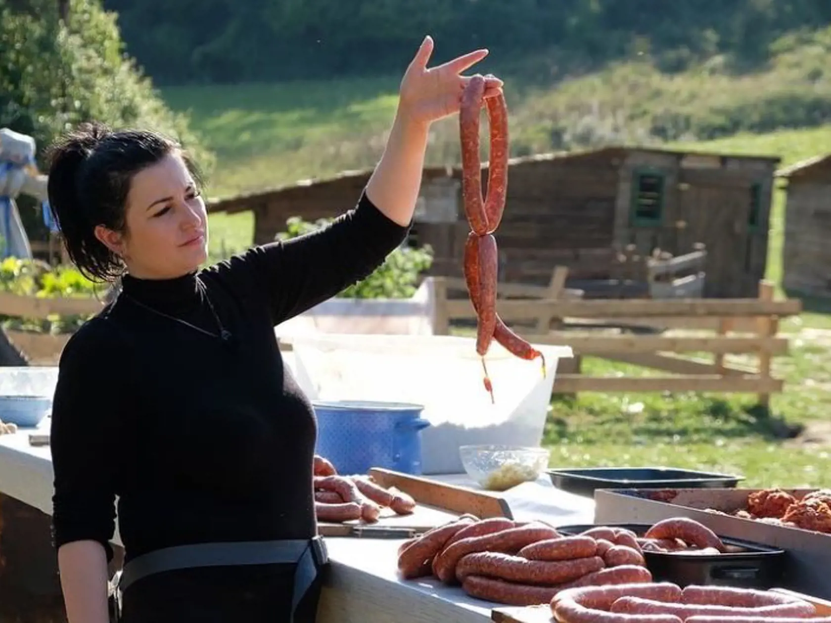 Klobásy, slanina... Všetko im napadli červy.