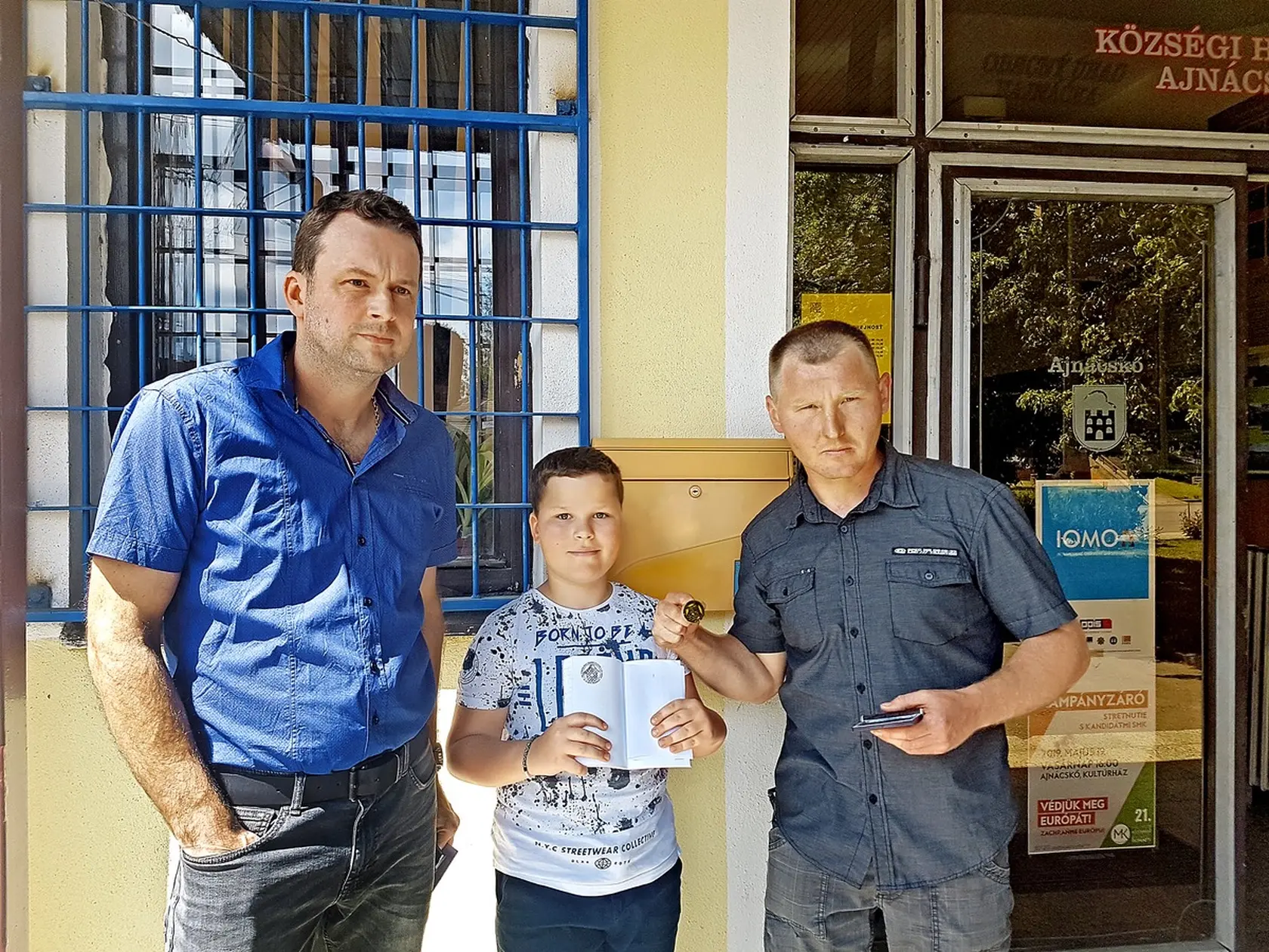 Miško (9) a mineralóg Ladislav Oravec ukazujú zafírovú pečiatku.