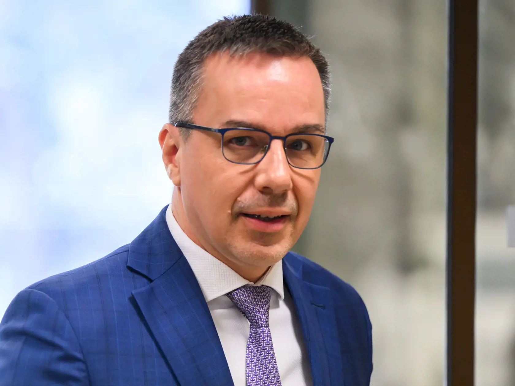 Na snímke minister práce, sociálnych vecí a rodiny SR Erik Tomáš (Hlas-SD) prichádza na 67. schôdzu vlády SR v Bratislave 15. januára 2025.