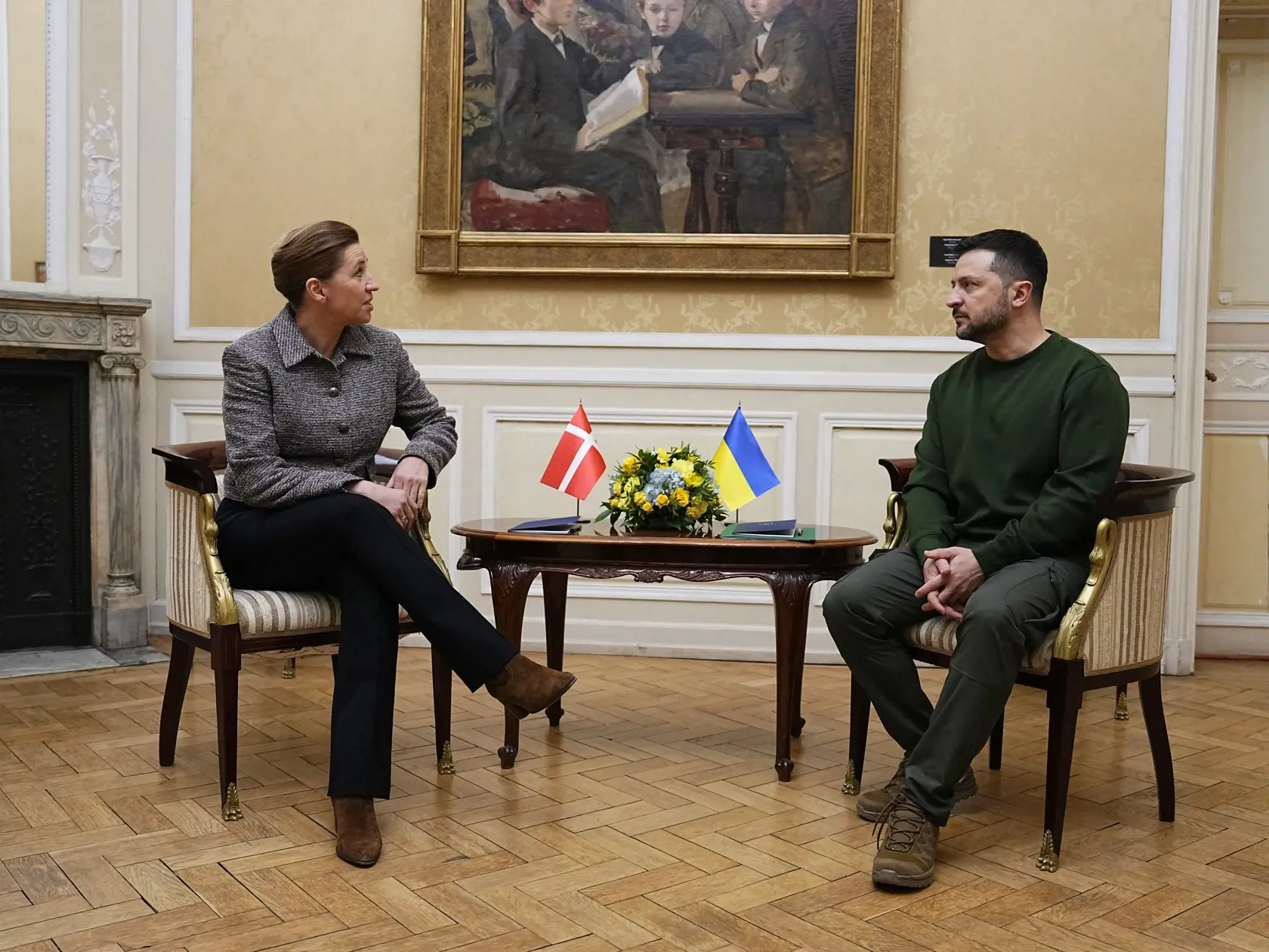 Dánska premiérka Mette Frederiksenová (vľavo) a ukrajinský prezident Volodymyr Zelenskyj diskutujú počas stretnutia v ukrajinskom meste Ľvov v piatok 23. februára 2024.